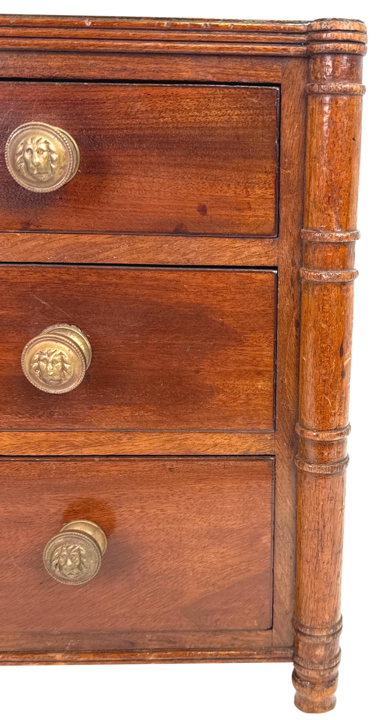 XIX secolo Cassettiera in miniatura Regency in mogano in vendita