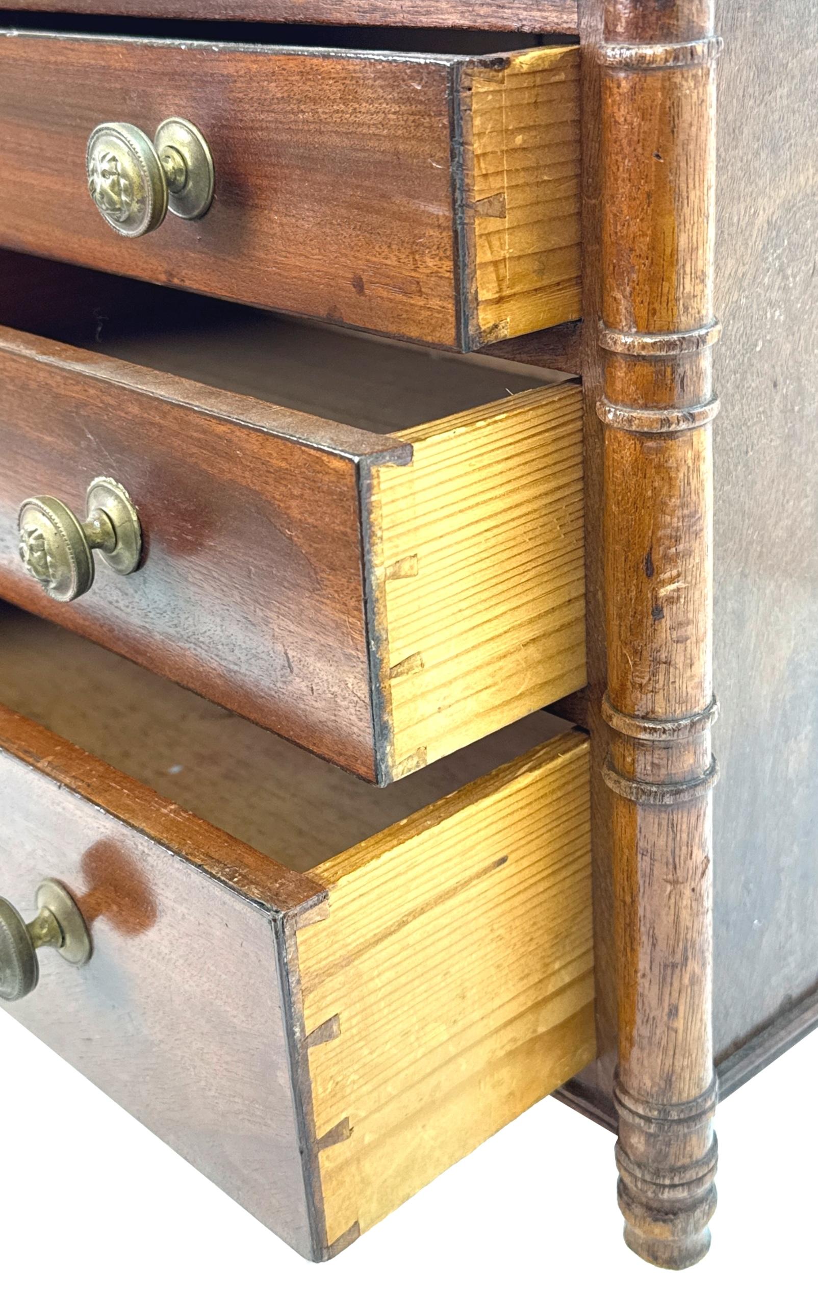 Mogano Cassettiera in miniatura Regency in mogano in vendita