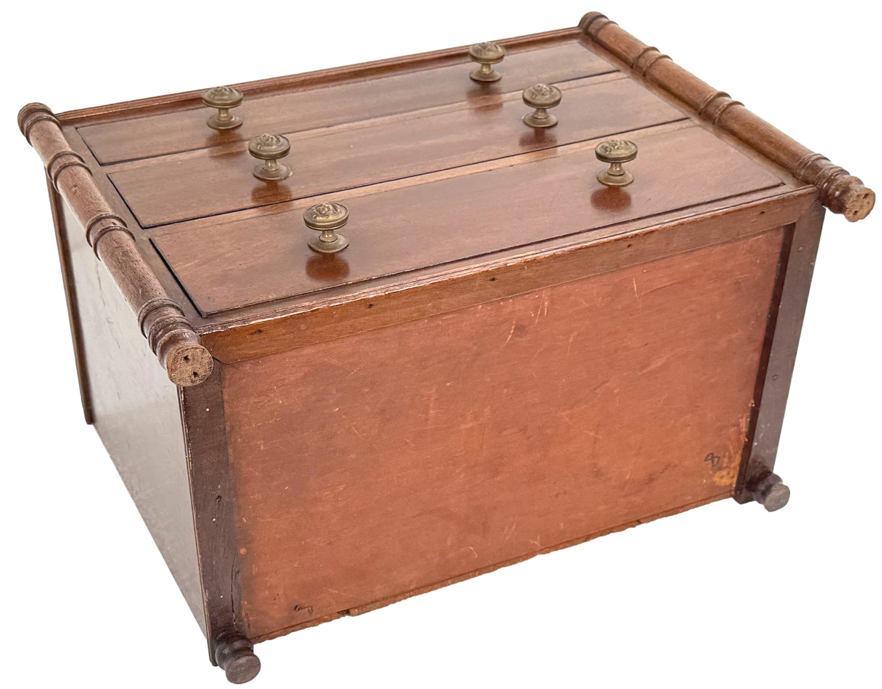 Cassettiera in miniatura Regency in mogano in vendita 2