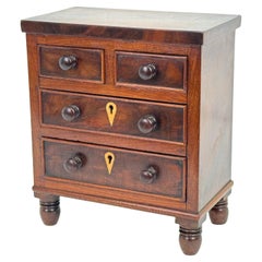 Cassettiera in miniatura Regency in mogano