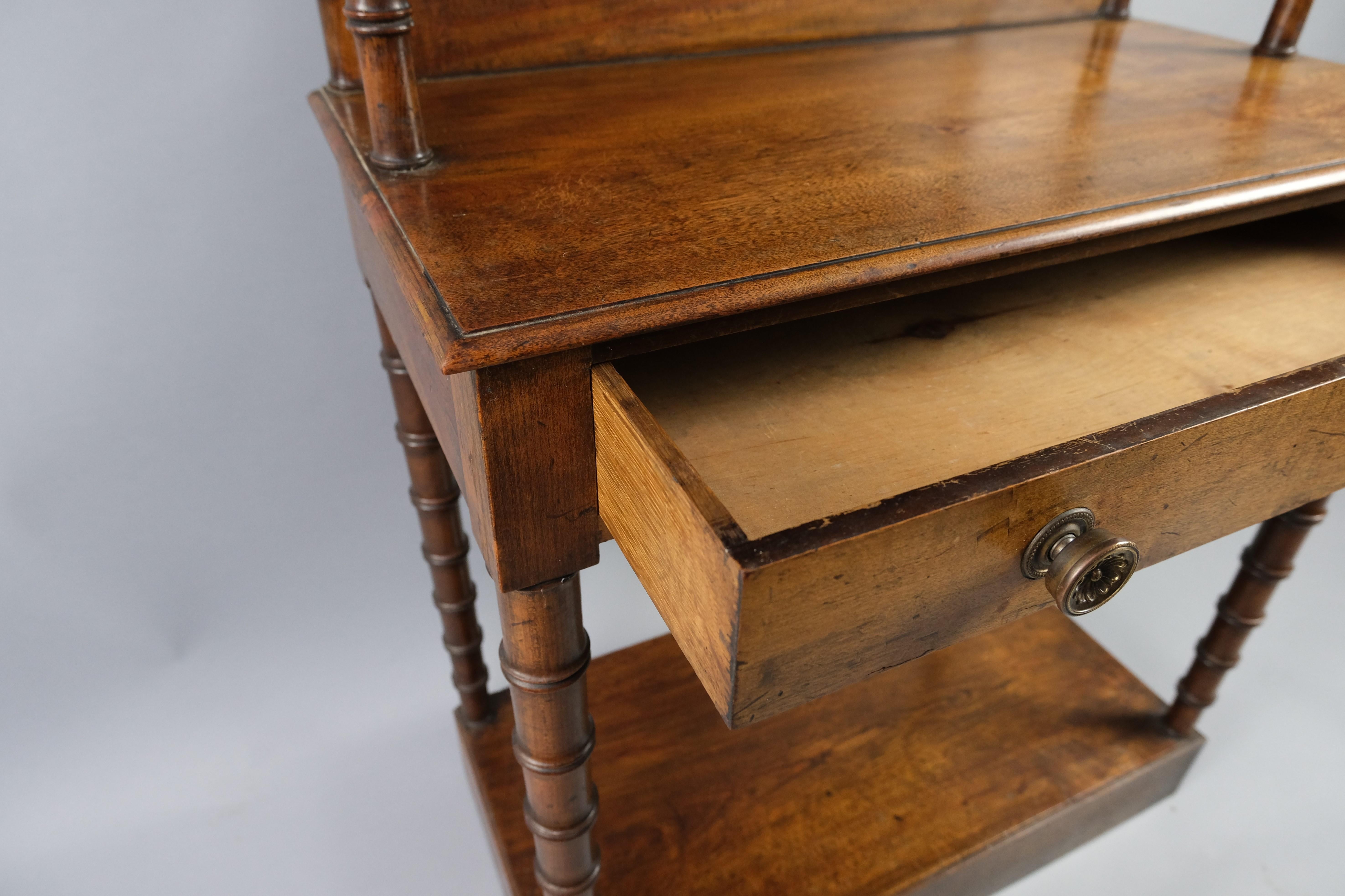Hutton-Clarke Antiques freut sich, ein unverwechselbares offenes Bücherregal aus Regency-Mahagoni zu präsentieren, das um 1830 gefertigt wurde. Dieses Stück ist ein einzigartiges Fundstück mit einem offenen Bücherregal auf einem festen, offenen