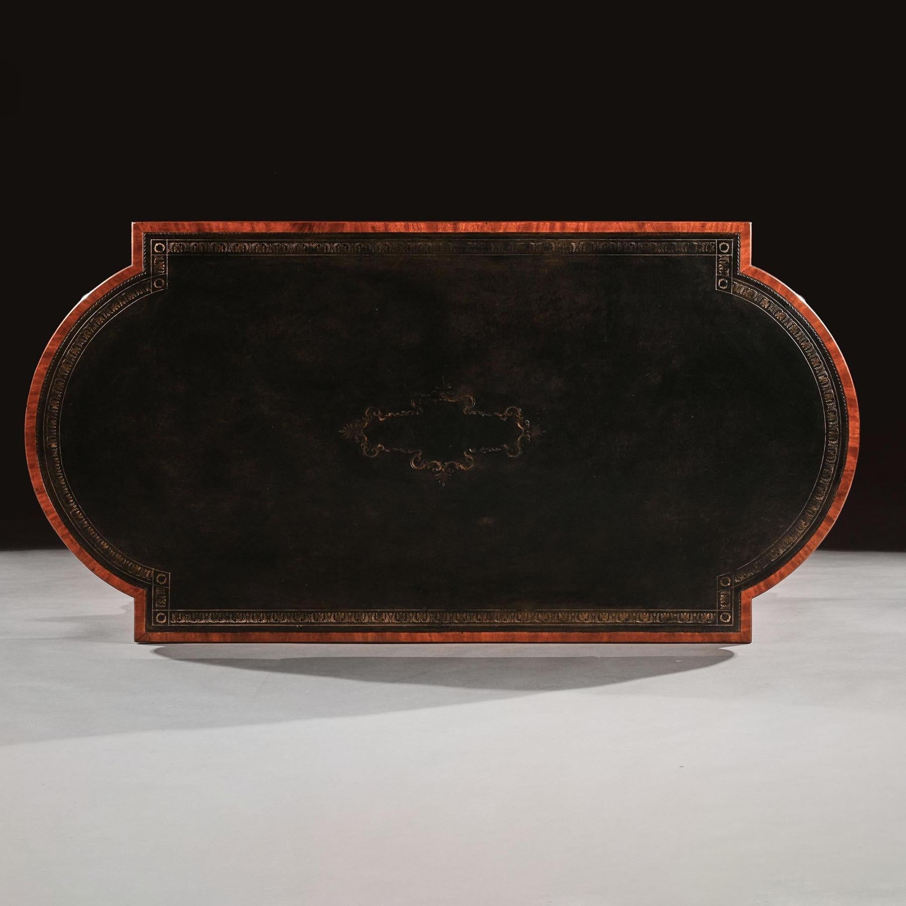 Table à écrire en acajou de style Régence à la manière de George Smith en vente 3