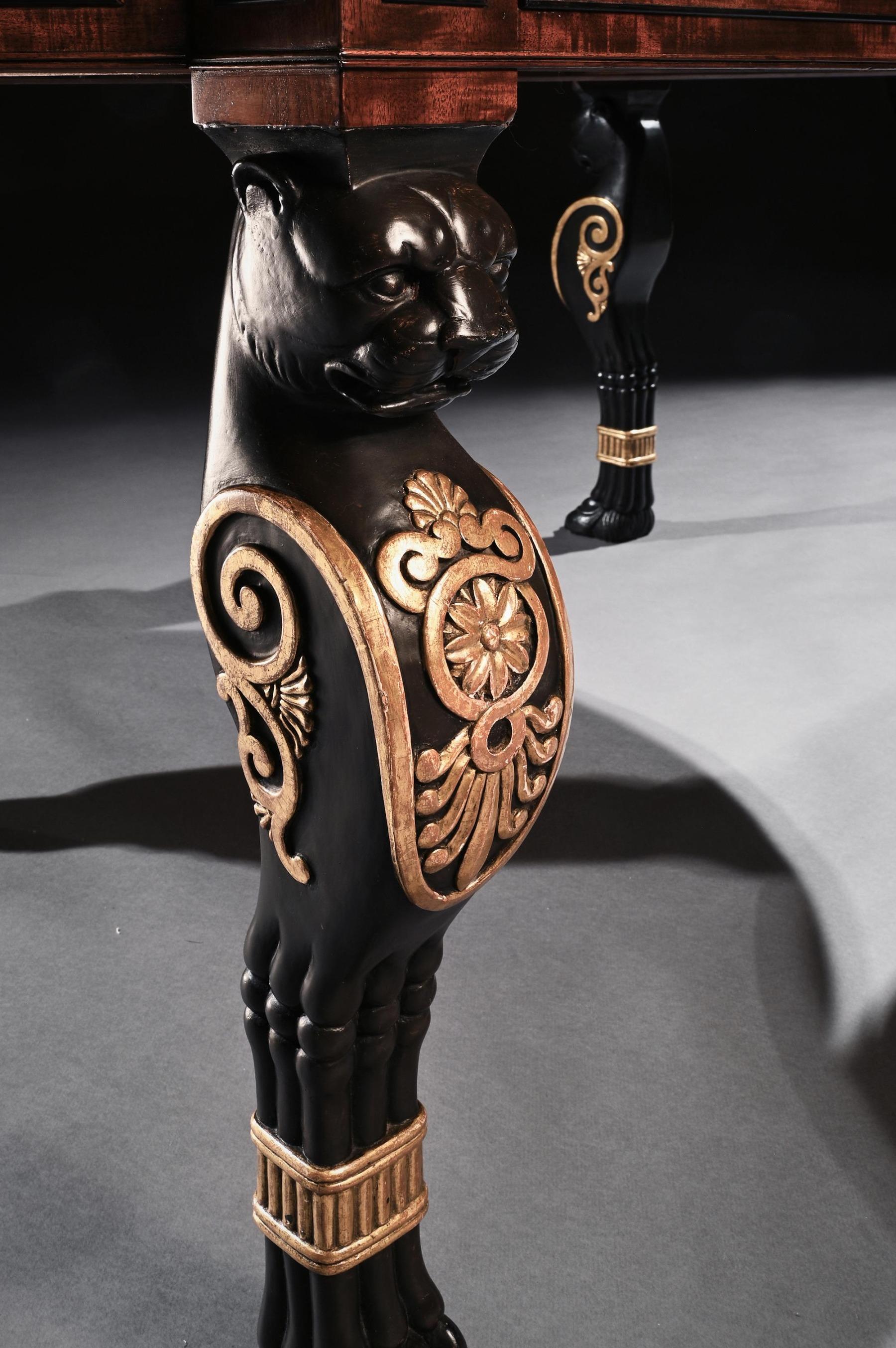 Cuir Table à écrire en acajou de style Régence à la manière de George Smith en vente