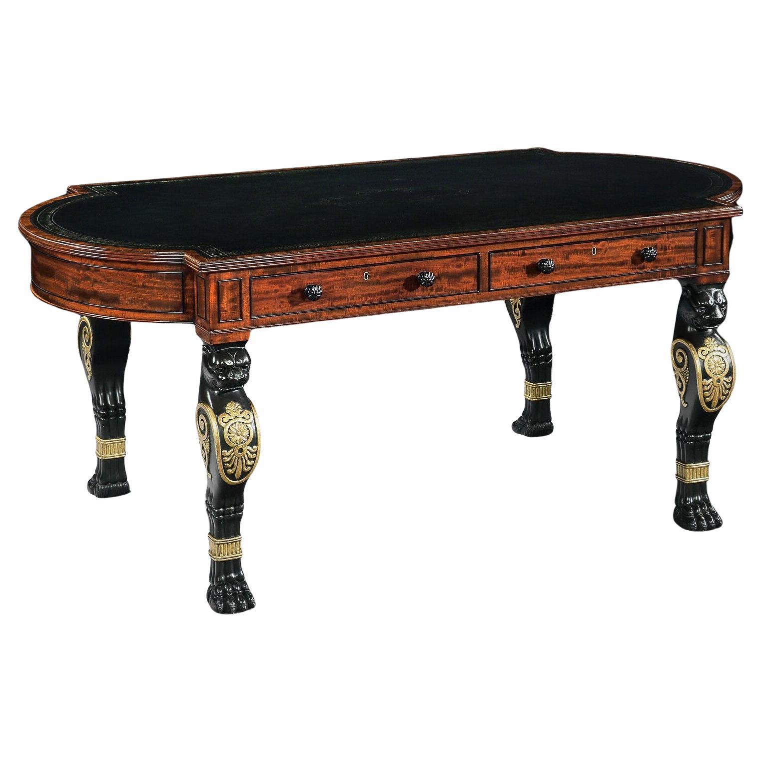 Table à écrire en acajou de style Régence à la manière de George Smith en vente