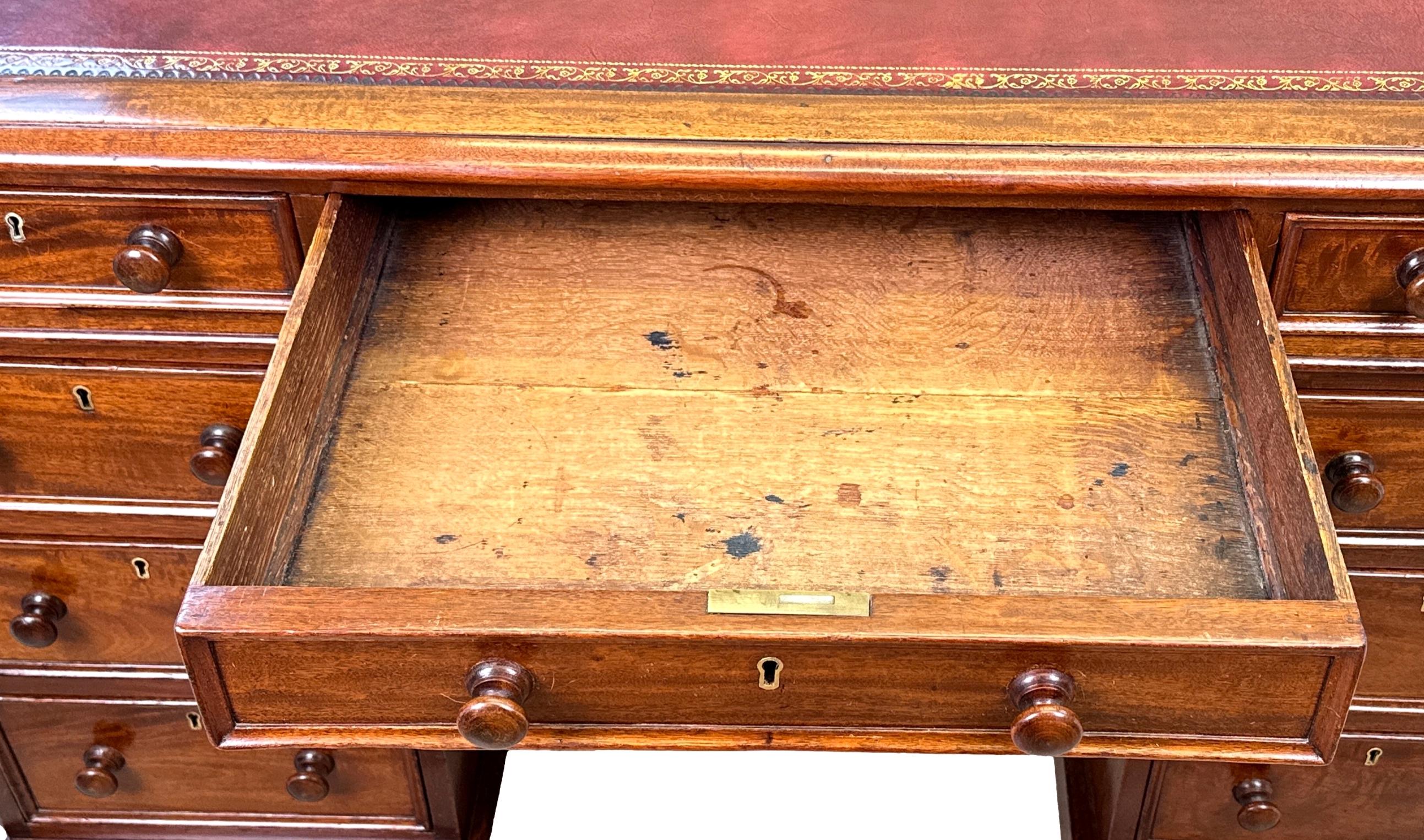 Scrivania con piedistallo in mogano Regency in vendita 7