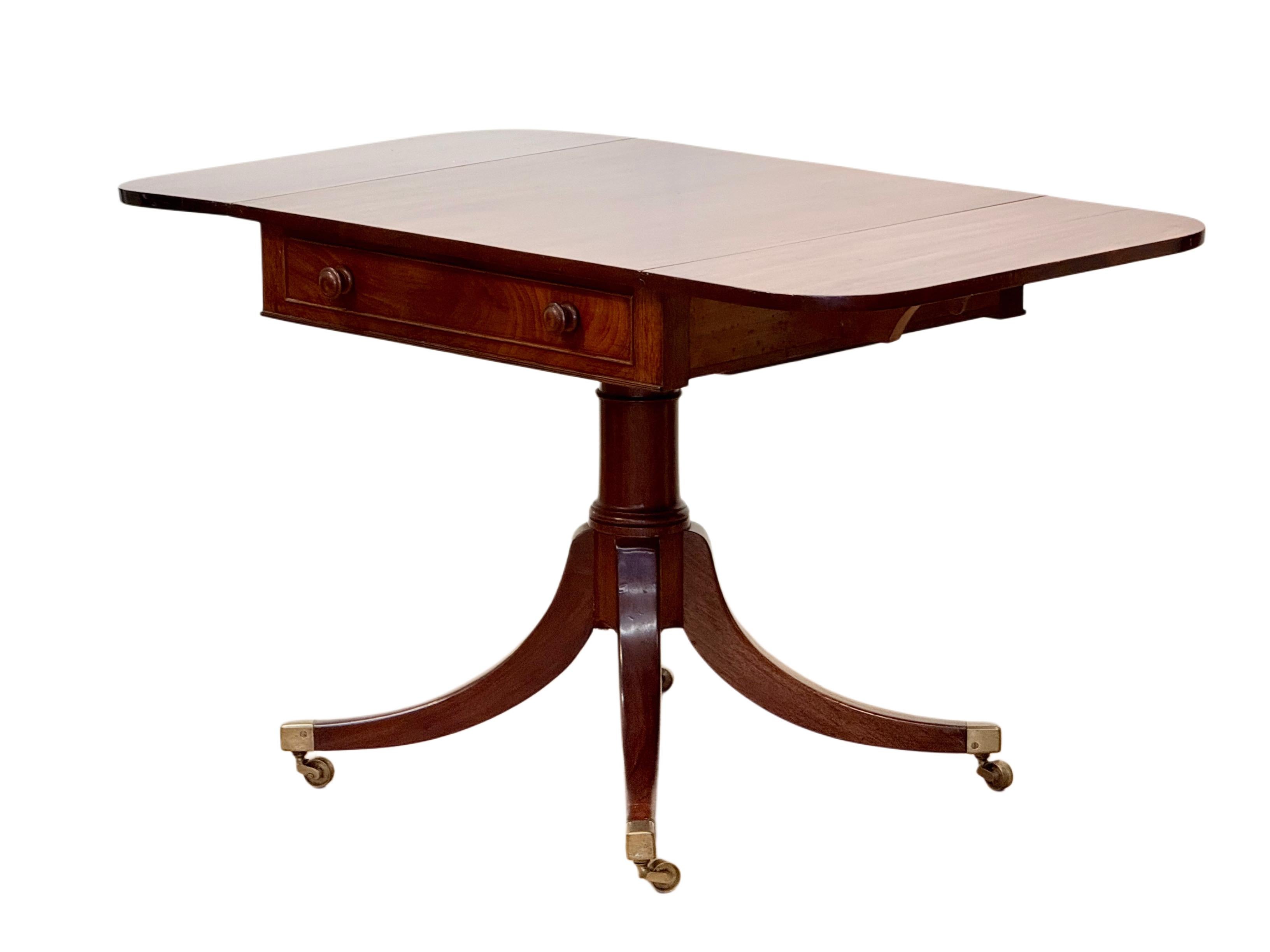 Table Pembroke de style Régence, début du 19ème siècle en vente 2