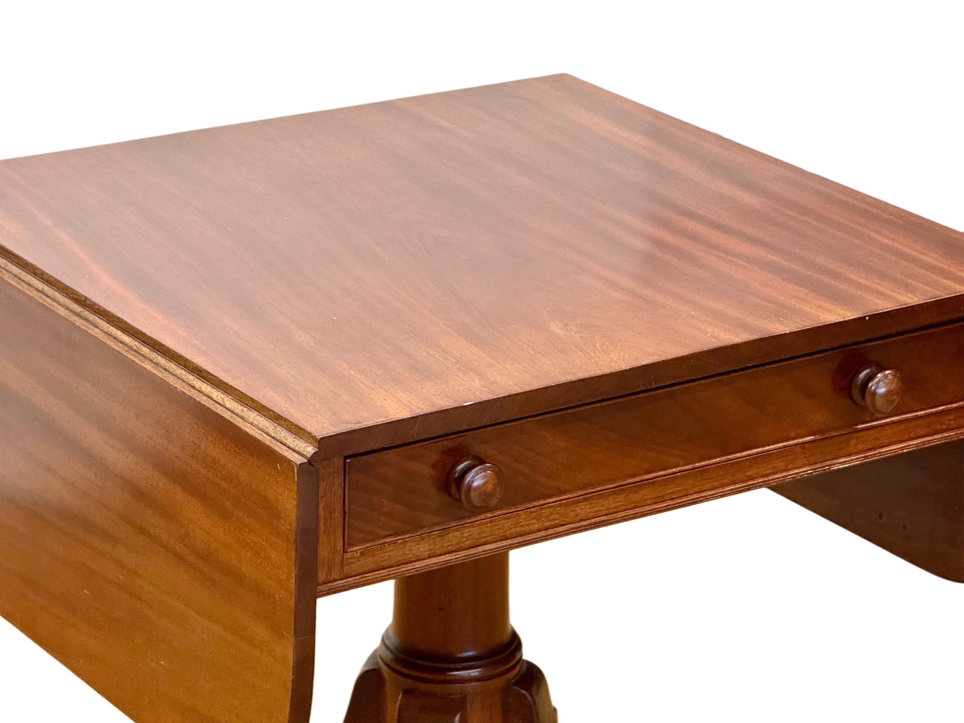 Sculpté Table Pembroke de style Régence, début du 19ème siècle en vente
