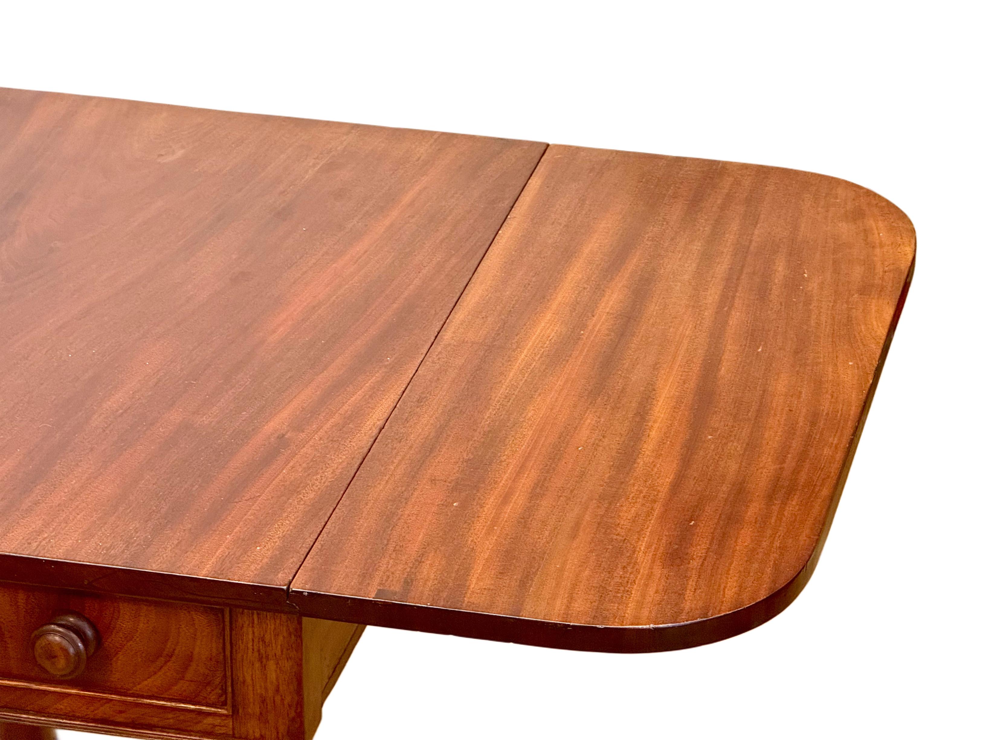 XIXe siècle Table Pembroke de style Régence, début du 19ème siècle en vente
