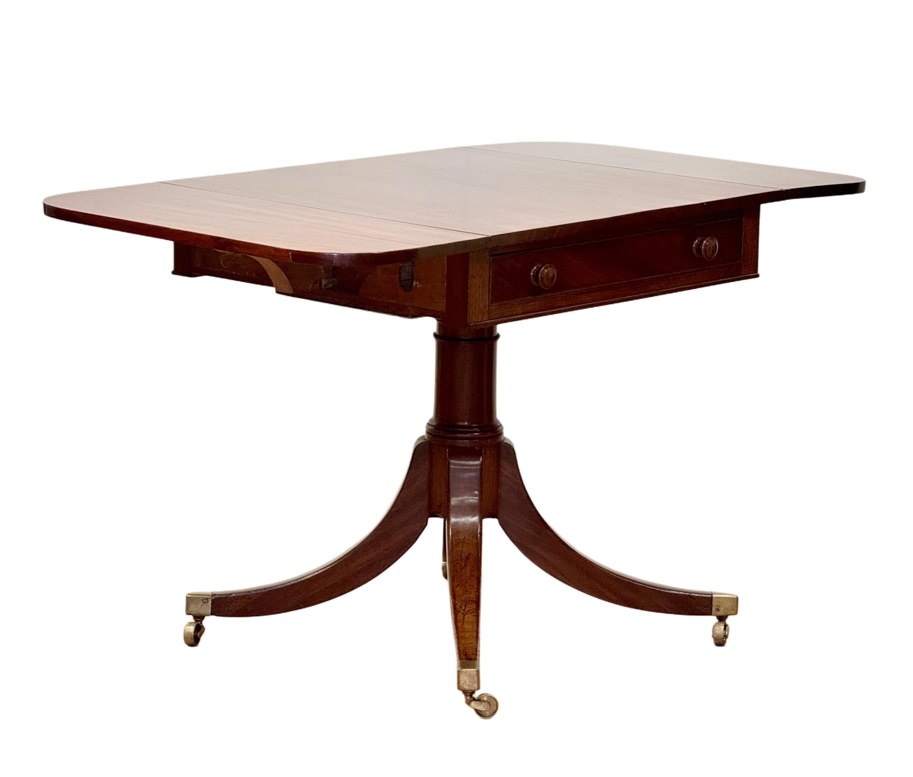 Table Pembroke de style Régence, début du 19ème siècle en vente 1