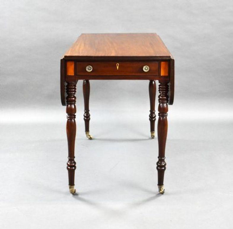 Mesa Pembroke de caoba Regency con un solo cajón
Código del artículo: 1043A
Alrededor de 1820
Mesa Pembroke de caoba de la época de la Regencia, elegante y versátil. El tablero rectangular, bien configurado, tiene dos hojas abatibles apoyadas en
