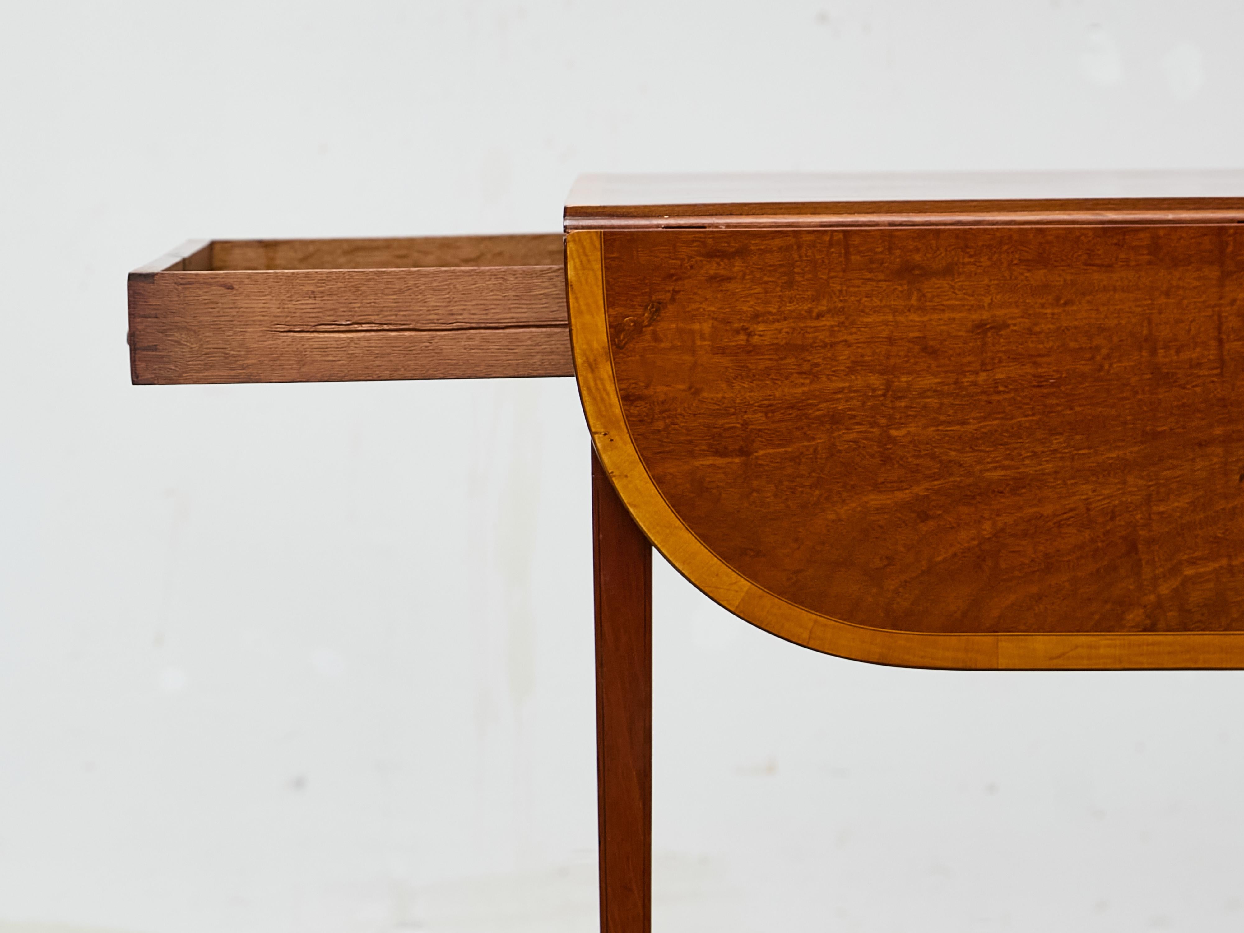 Regency Mahogany Pembroke Table with Satinwood Inlay and Casters In Good Condition For Sale In Atlanta, GA