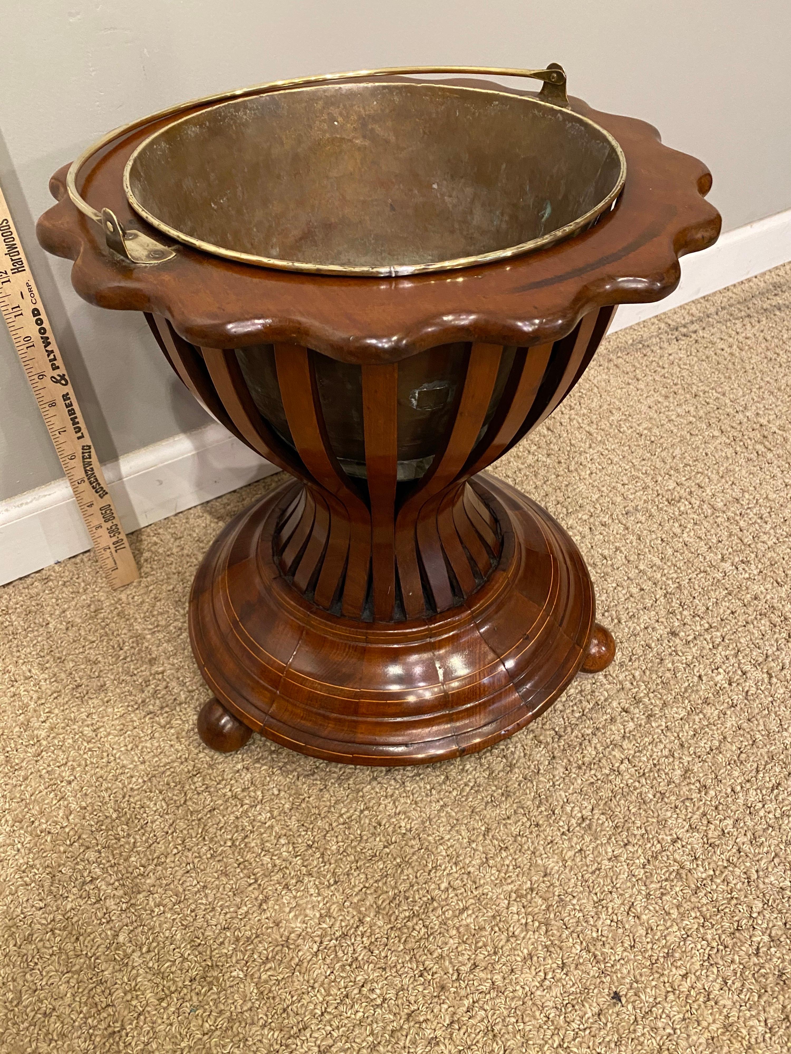 Regency Mahogany Planter In Good Condition In Huntington, NY