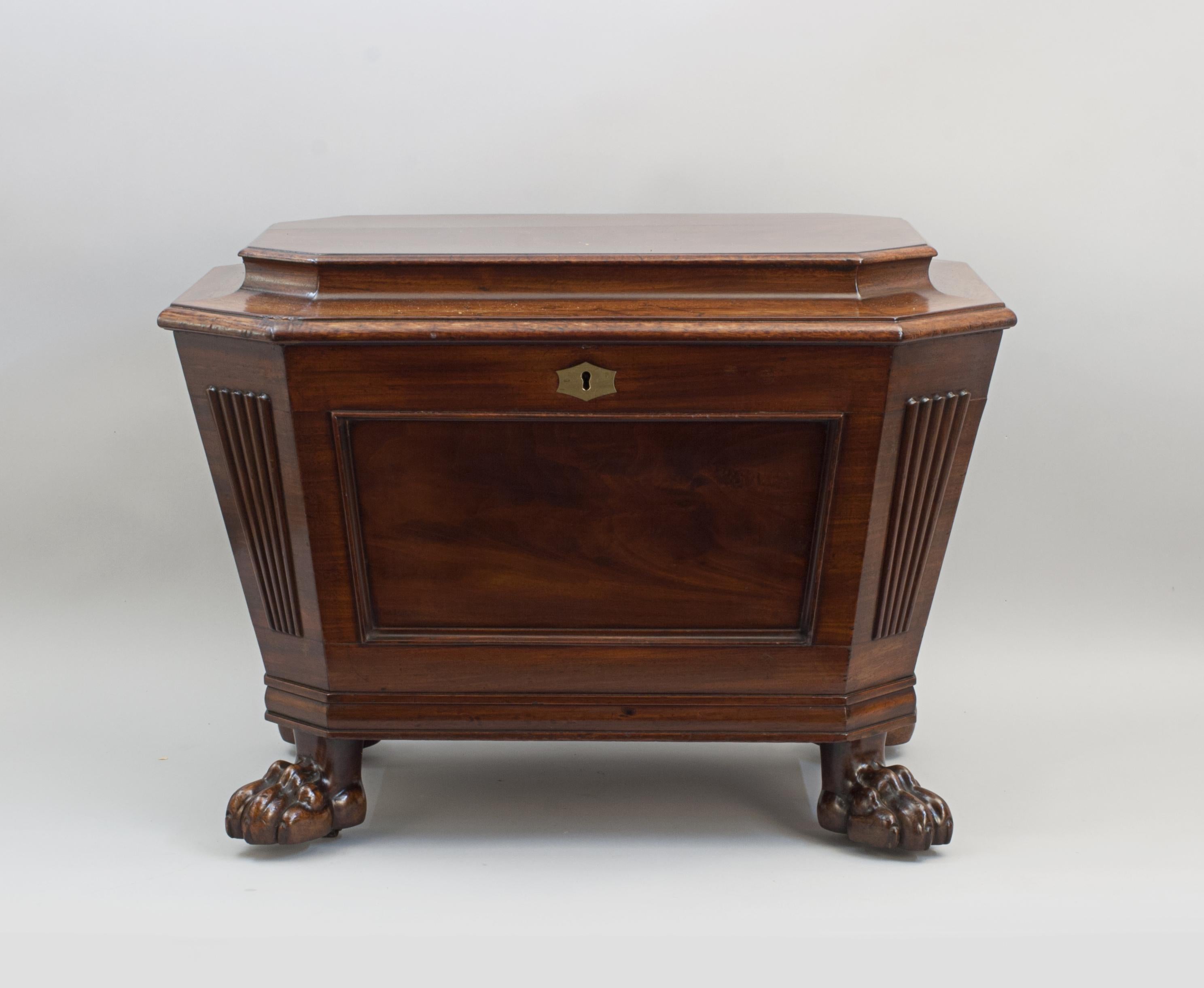 Regency Mahogany Sarcophagus Wine Cooler In Good Condition For Sale In Oxfordshire, GB