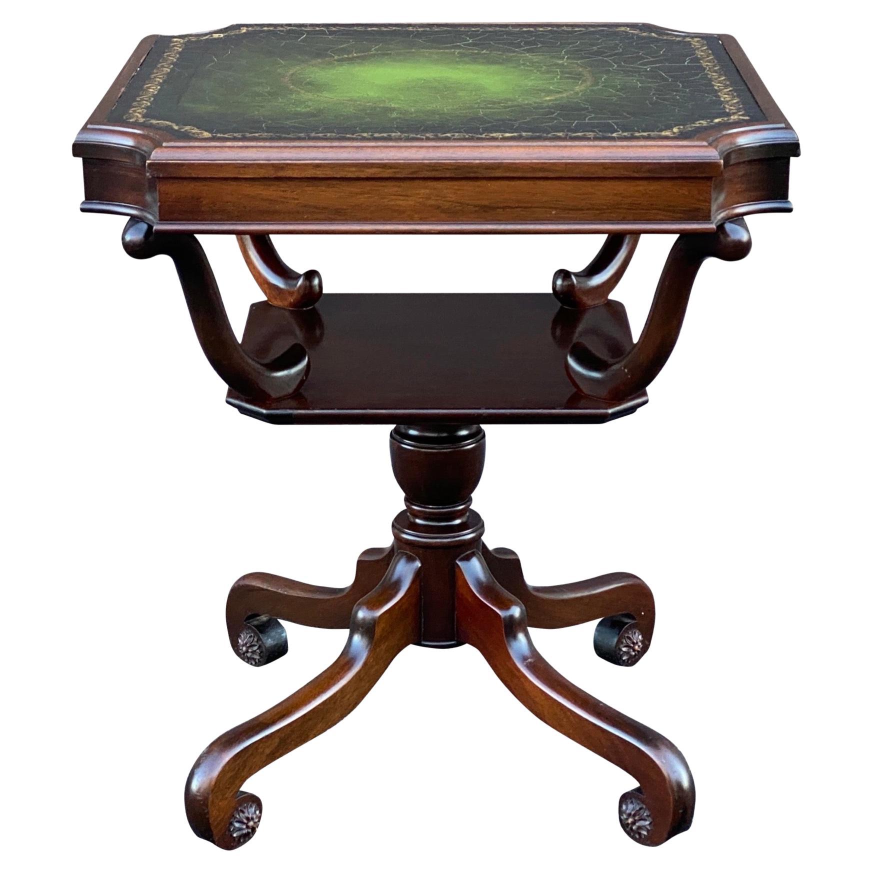 Table centrale Regency en acajou à pieds en volutes avec plateau en cuir vert ouvragé
