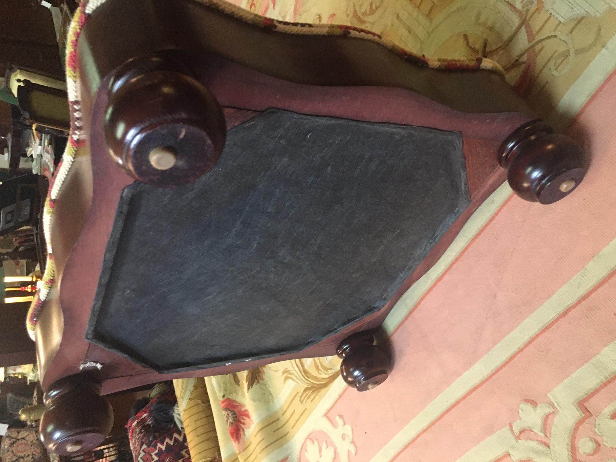 Tabouret serpentin Regency en acajou avec tapisserie à l'aiguille à motif Chevron en vente 3