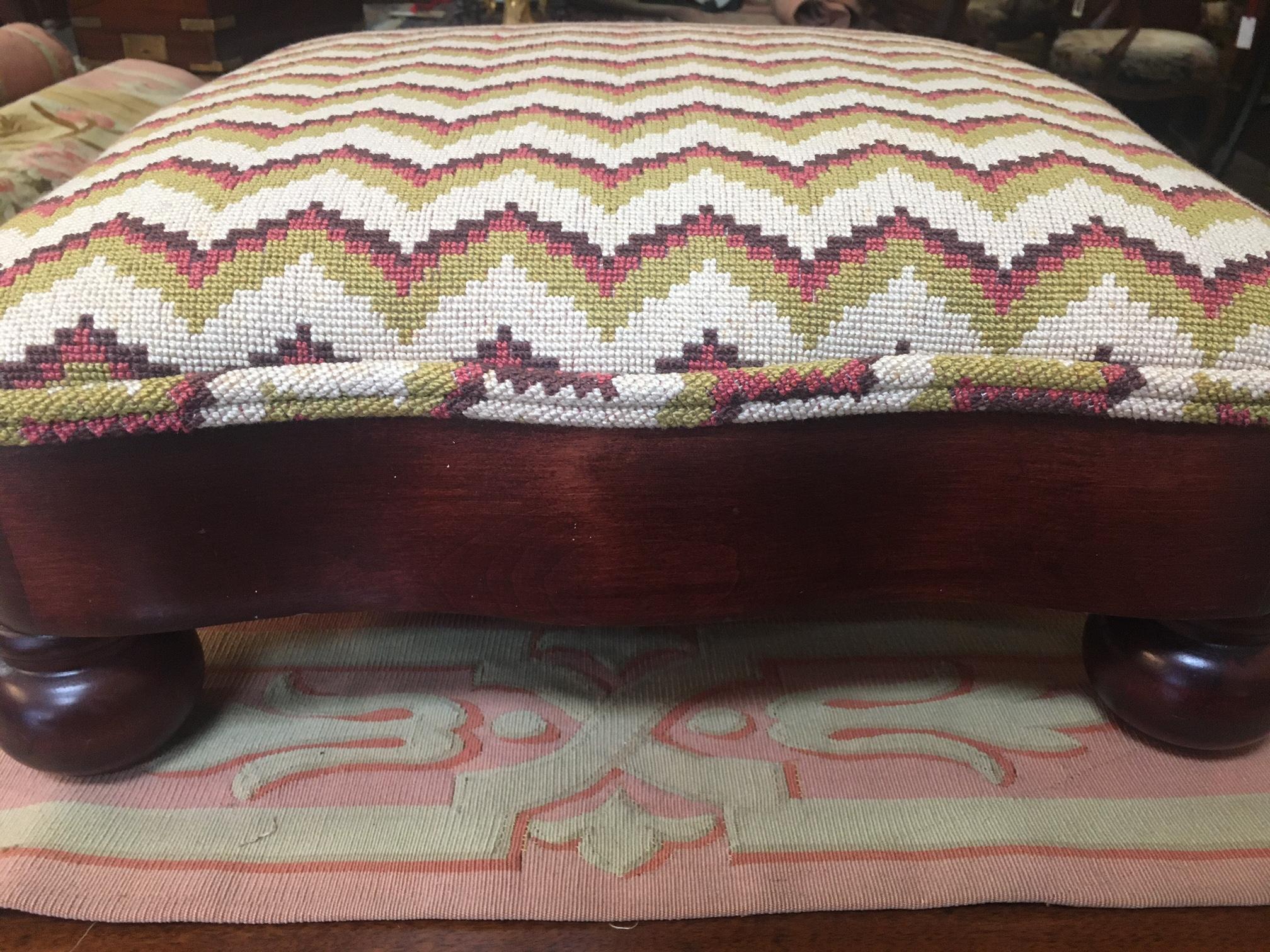 Anglais Tabouret serpentin Regency en acajou avec tapisserie à l'aiguille à motif Chevron en vente