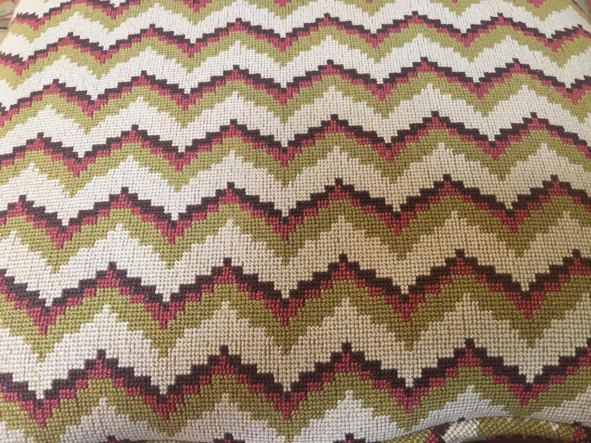 Tabouret serpentin Regency en acajou avec tapisserie à l'aiguille à motif Chevron Bon état - En vente à Savannah, GA