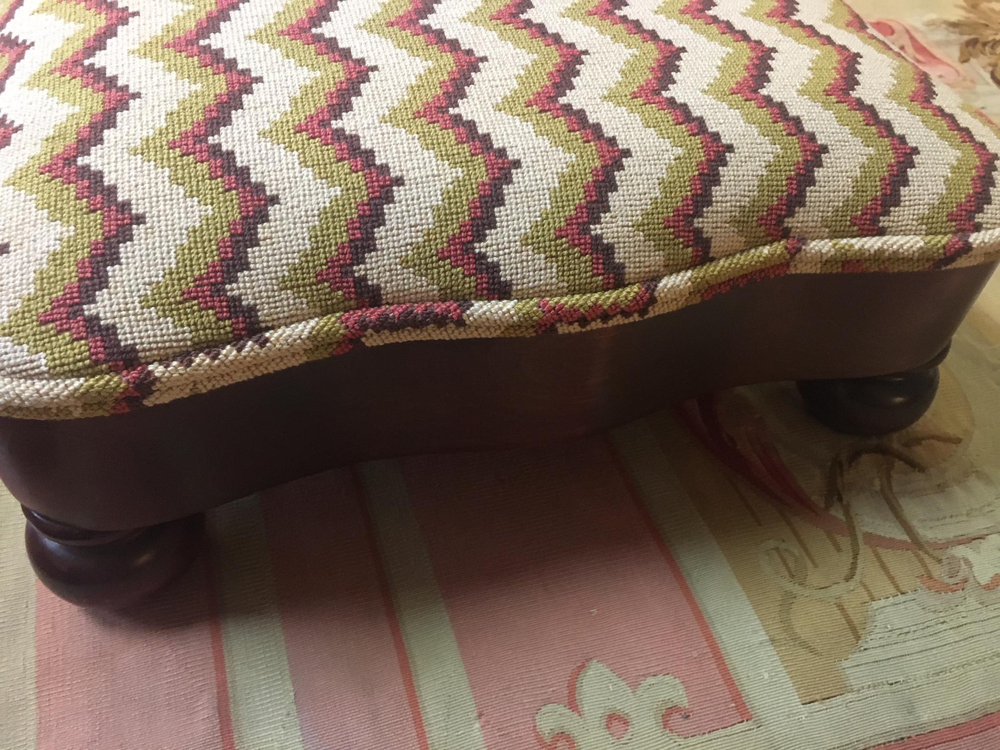 Début du XIXe siècle Tabouret serpentin Regency en acajou avec tapisserie à l'aiguille à motif Chevron en vente