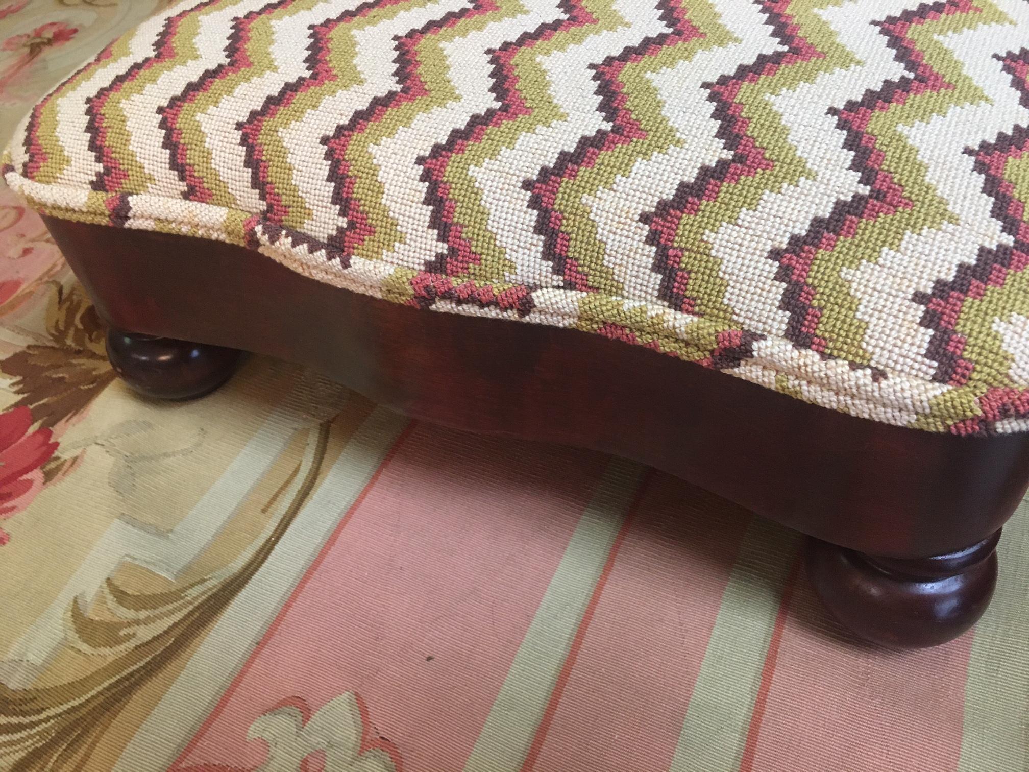 Laine Tabouret serpentin Regency en acajou avec tapisserie à l'aiguille à motif Chevron en vente
