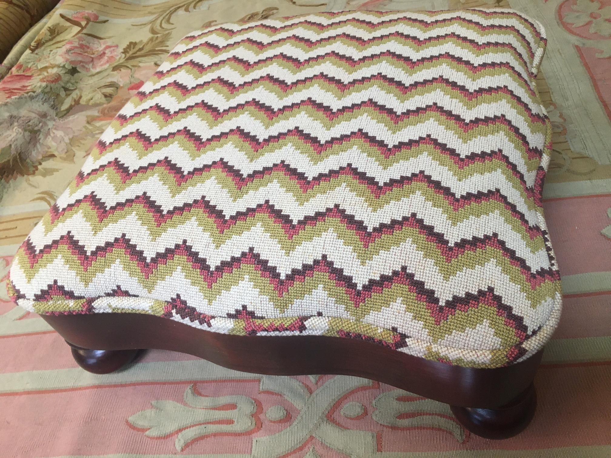 Tabouret serpentin Regency en acajou avec tapisserie à l'aiguille à motif Chevron en vente 1