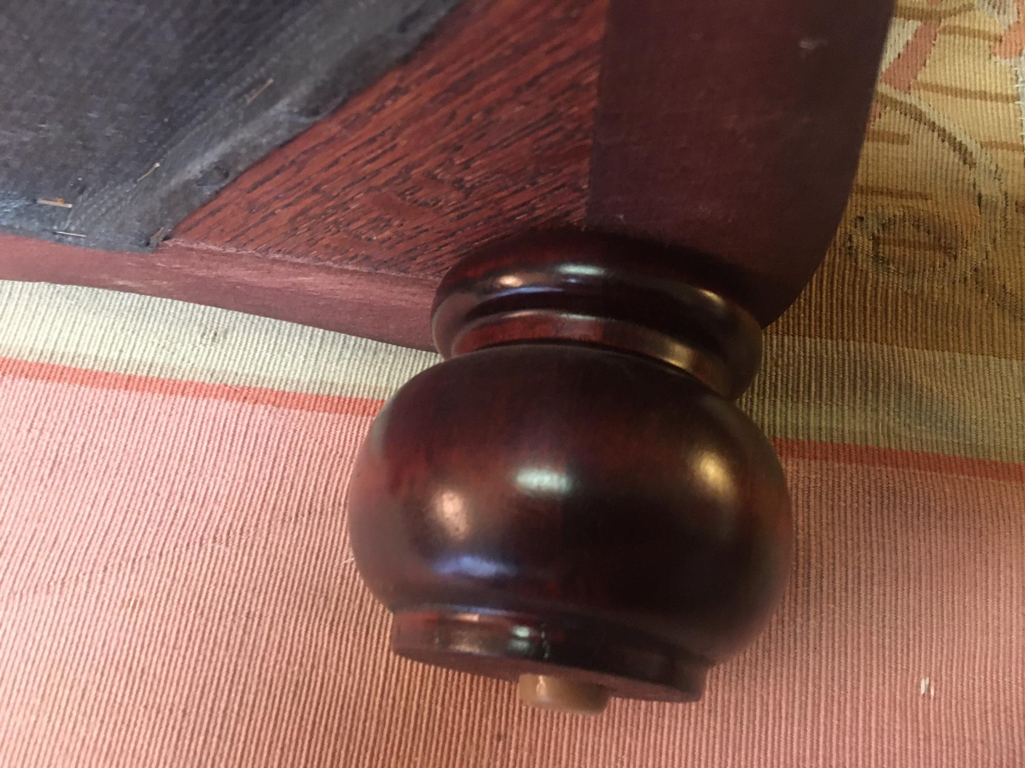 Tabouret serpentin Regency en acajou avec tapisserie à l'aiguille à motif Chevron en vente 2