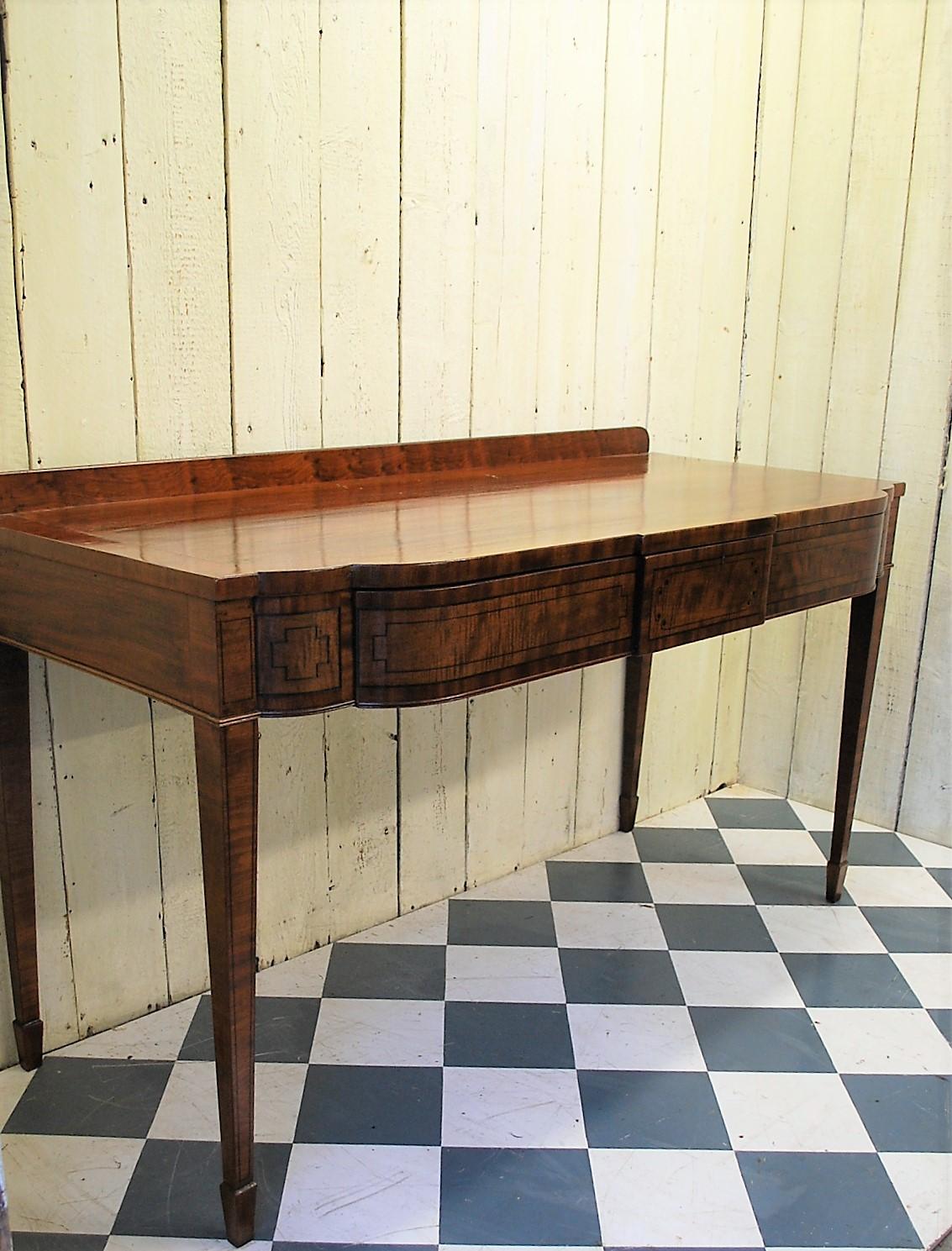 A good quality Regency period mahogany serving table, circa 1800. Inlaid with ebony line detailing on the front and top, along with being crossbanded all-over. Standing on finely tapered legs terminating on spade feet. Very well made with careful