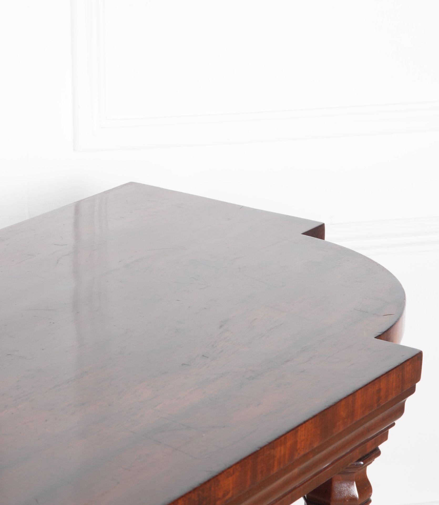 Table de service Regency en acajou en vente 7