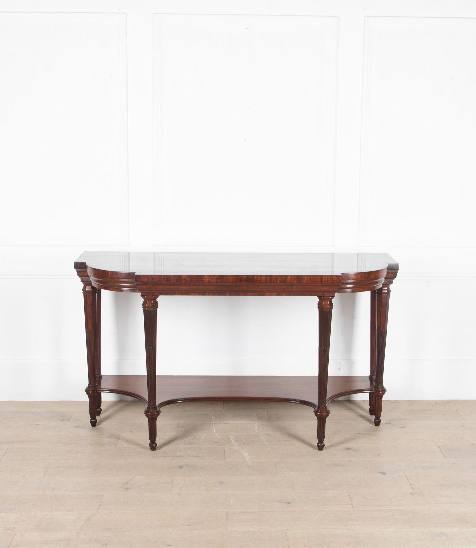Table de service en acajou de style Régence de forme très inhabituelle.
Avec des extrémités arrondies et une frise moulée.
Six pieds octogonaux à facettes, moulurés et cannelés, avec dessous concave.
Circa 1830.