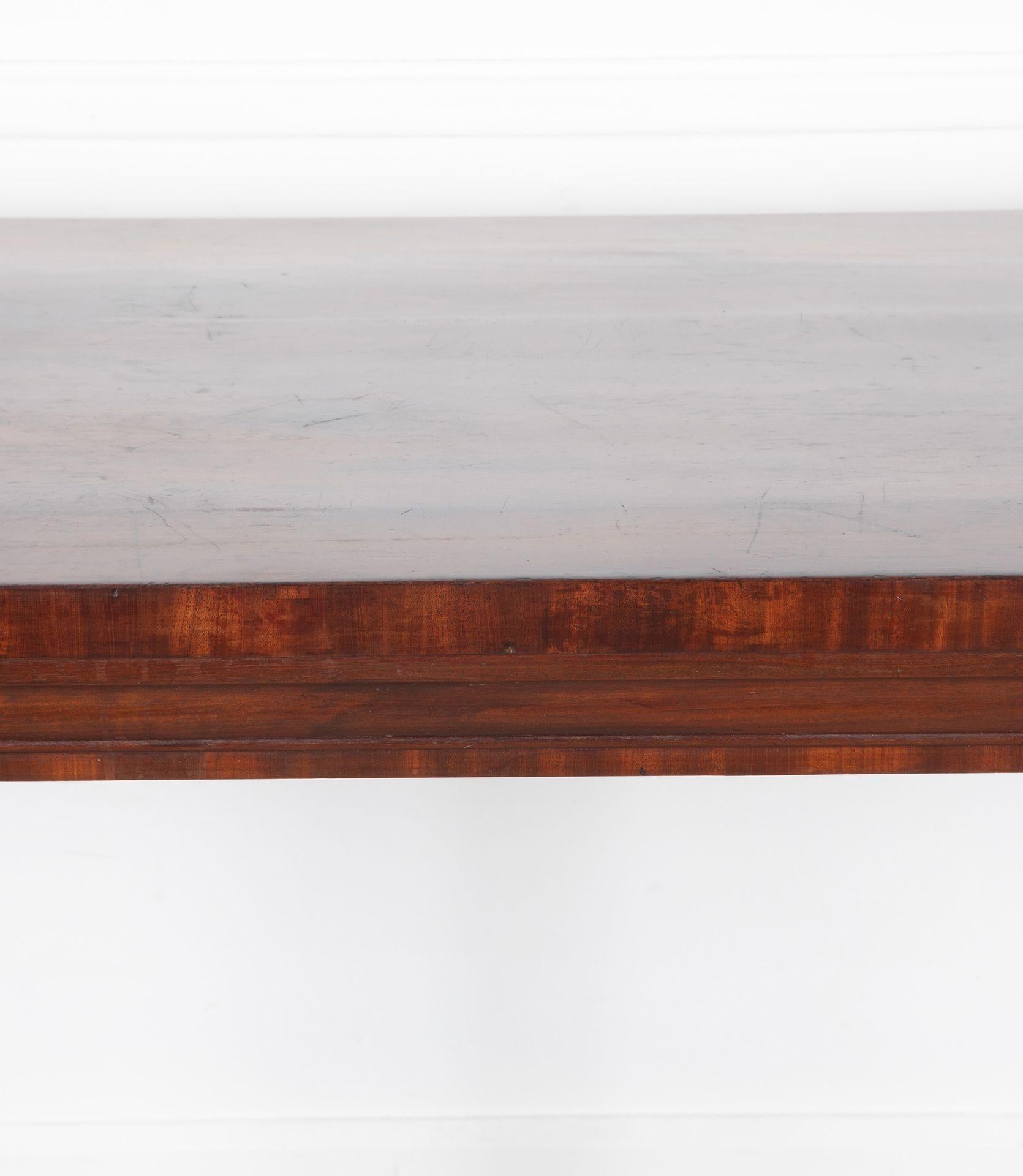 Milieu du XIXe siècle Table de service Regency en acajou en vente