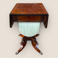 Antico tavolino da lavoro per il cucito in mogano Regency con gambe stellate e sagomate