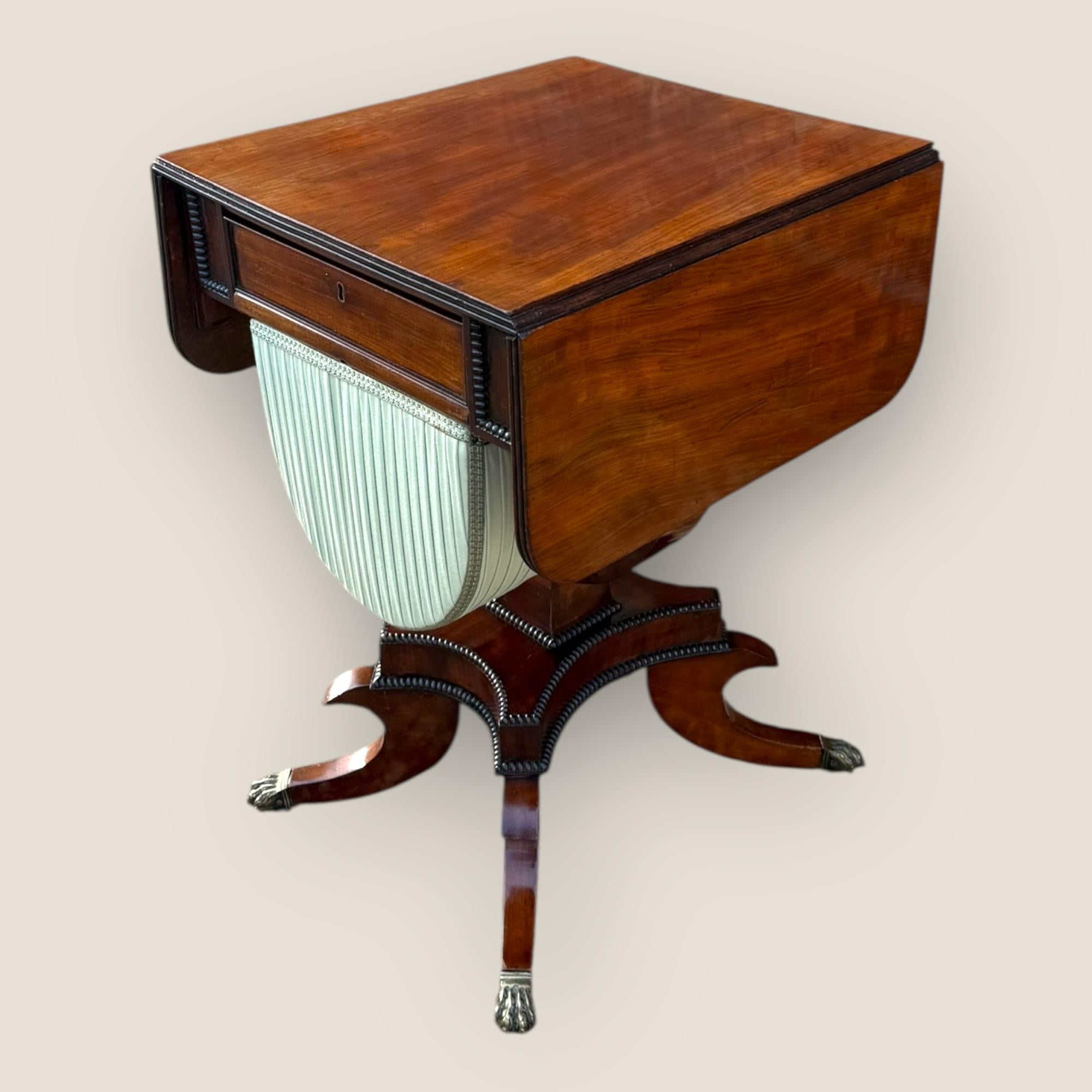 Regency Mahogany Sewing Table In Good Condition For Sale In King's Lynn, GB