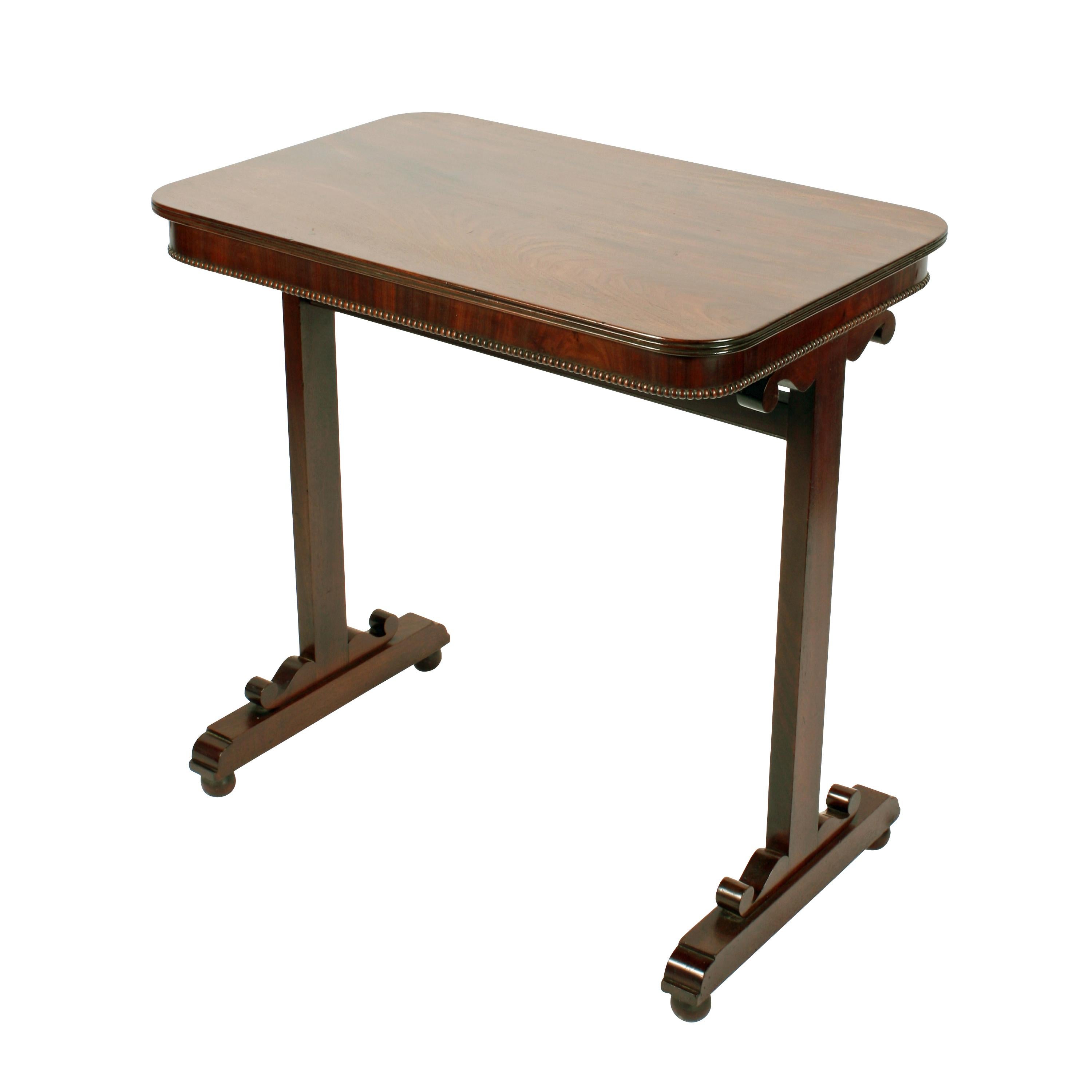 An early 19th century Regency mahogany twin support base side table.

The table has a one piece oblong top with a reeded edge and a crossbanded frieze below the top that has a 'Pea' moulded edge.

The twin supports Stand on platform bases that