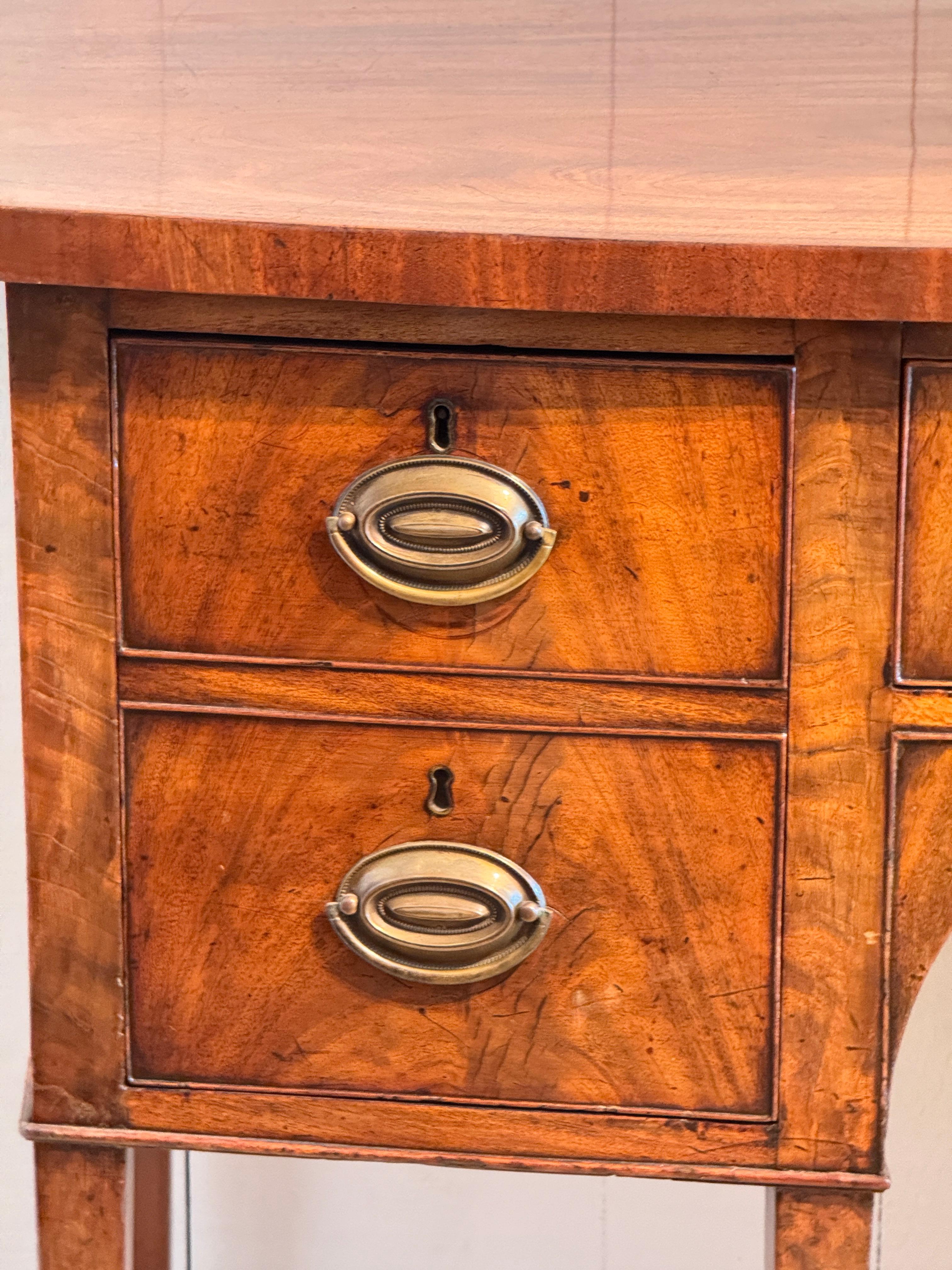 Buffet Regency en acajou avec tiroir Cellarette en vente 5