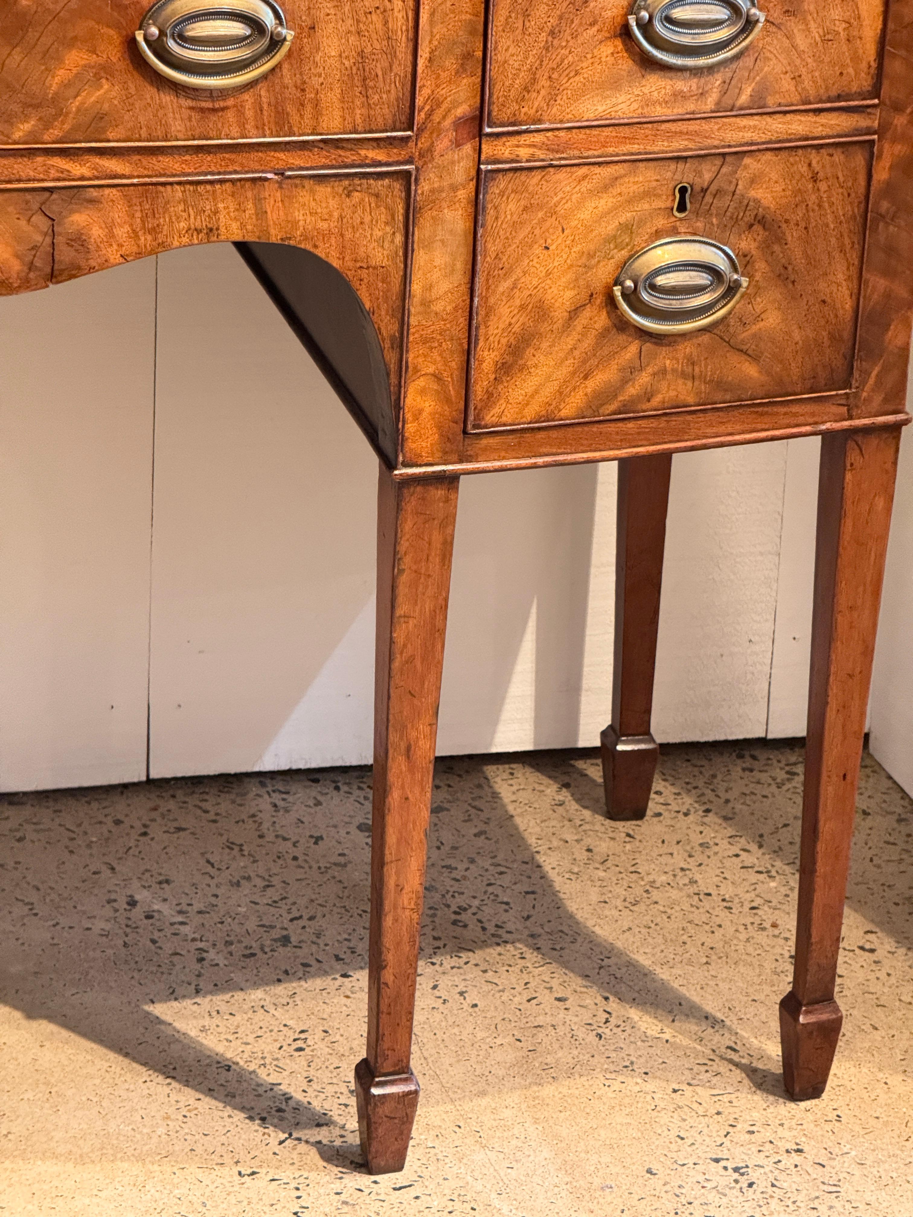Acajou Buffet Regency en acajou avec tiroir Cellarette en vente