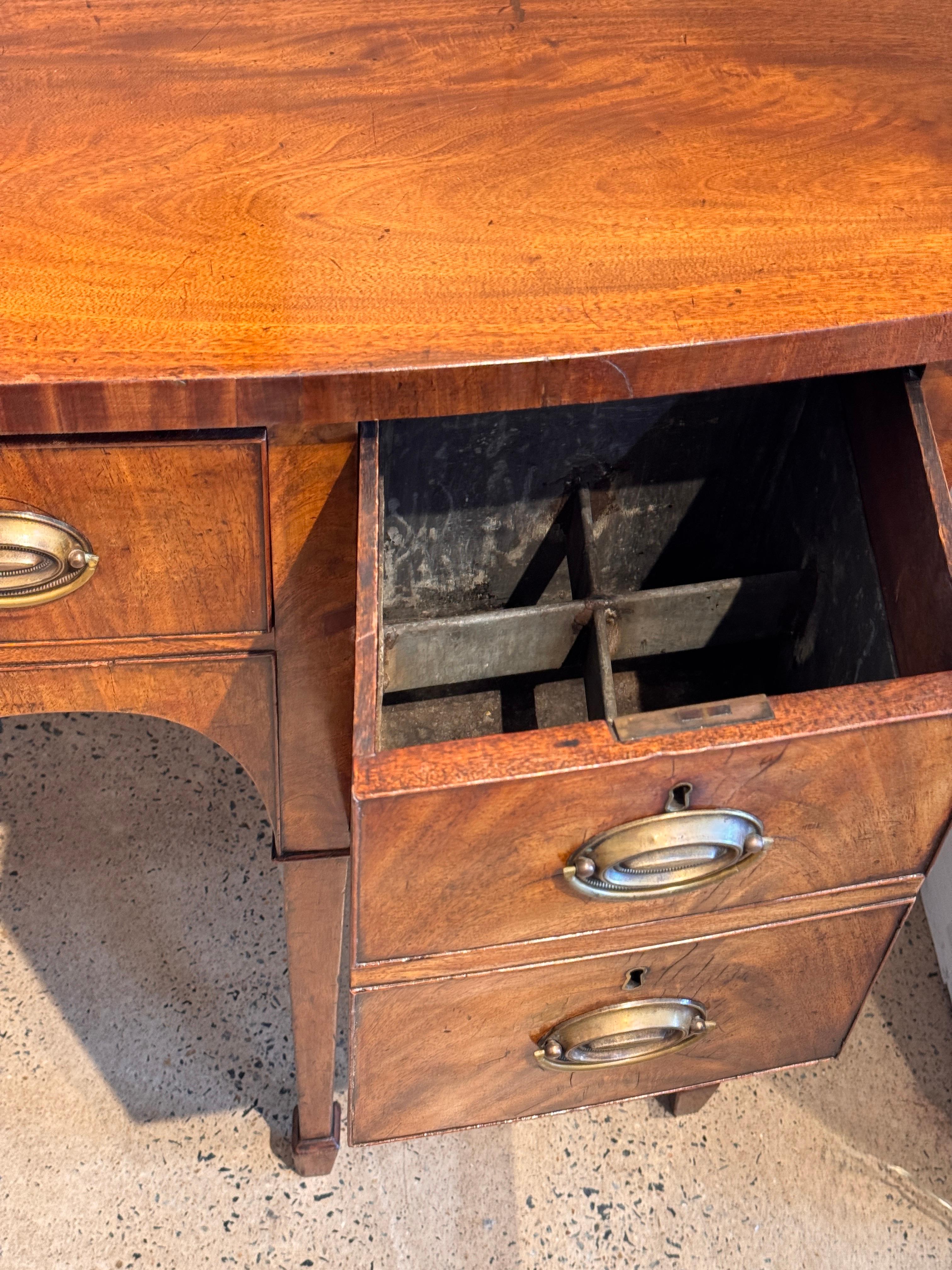 Buffet Regency en acajou avec tiroir Cellarette en vente 2