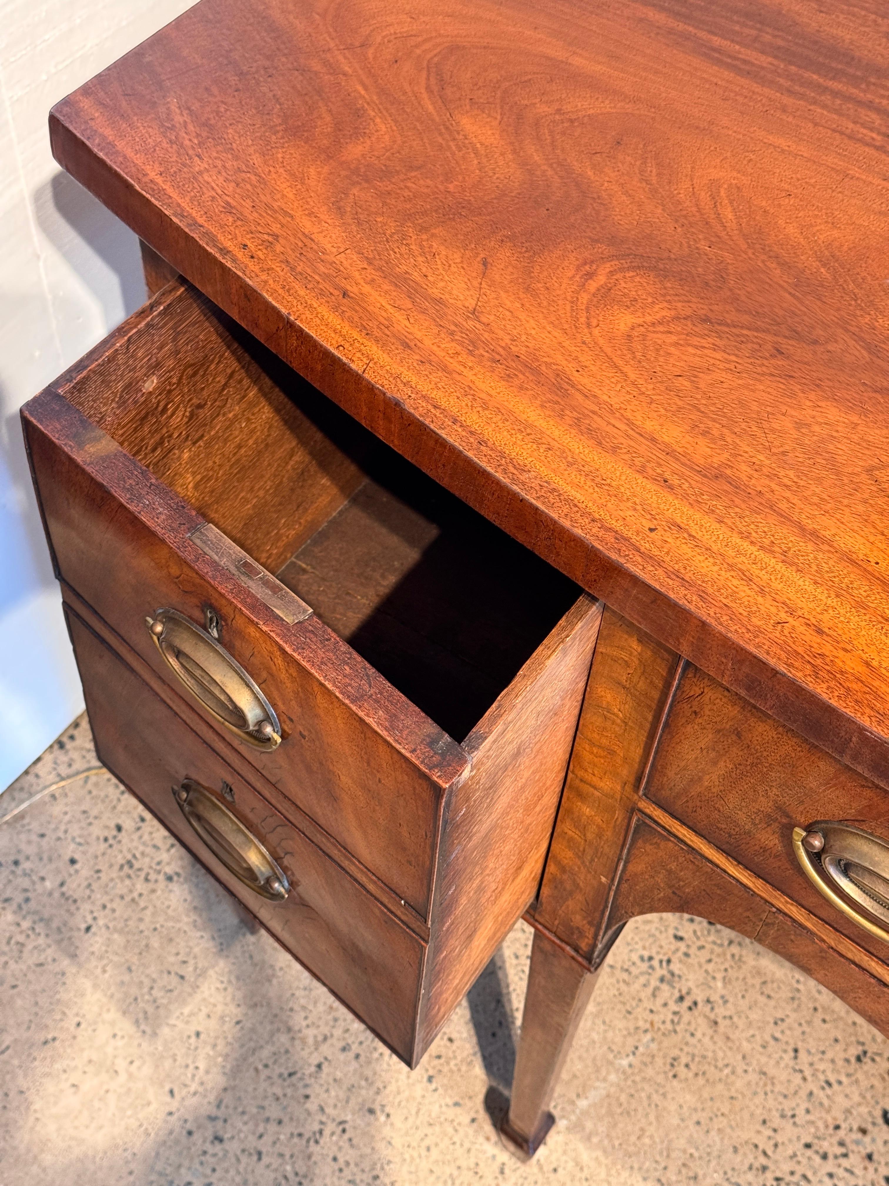 Buffet Regency en acajou avec tiroir Cellarette en vente 3