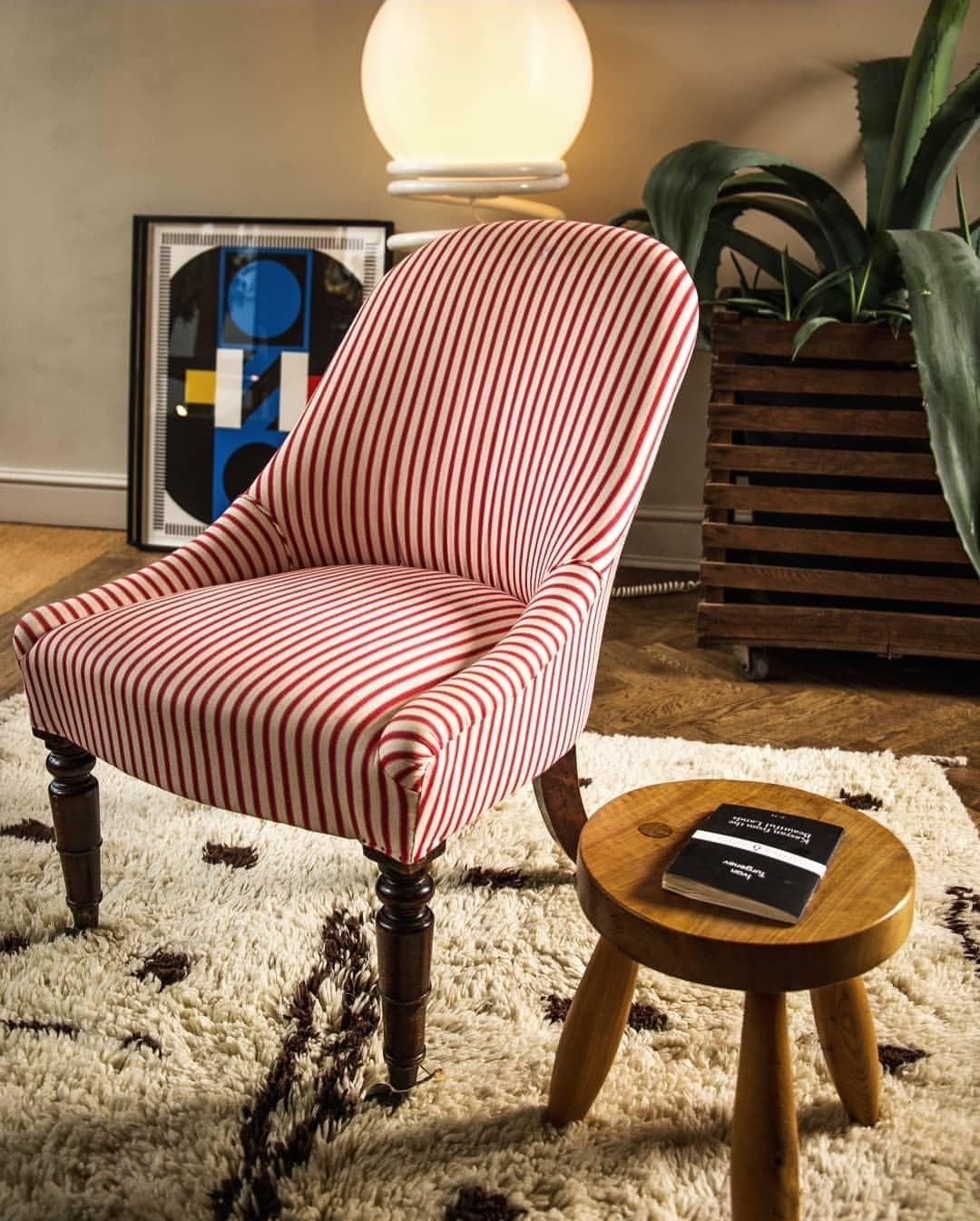 Regency slipper chair on castors.
Of beautiful form terminating in turned legs on wheel castors, feature splayed sabre legs to rear.