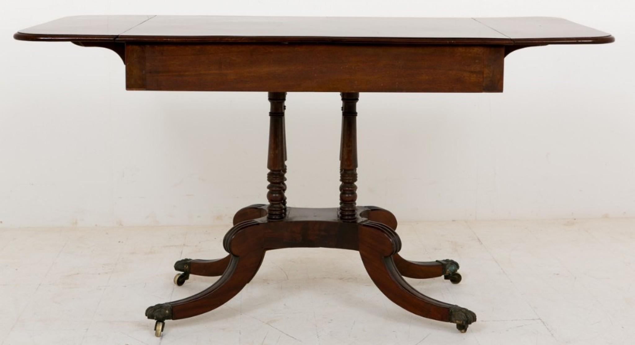 Mesa auxiliar de sofá de caoba de la Regencia, hacia 1800 Caoba en venta