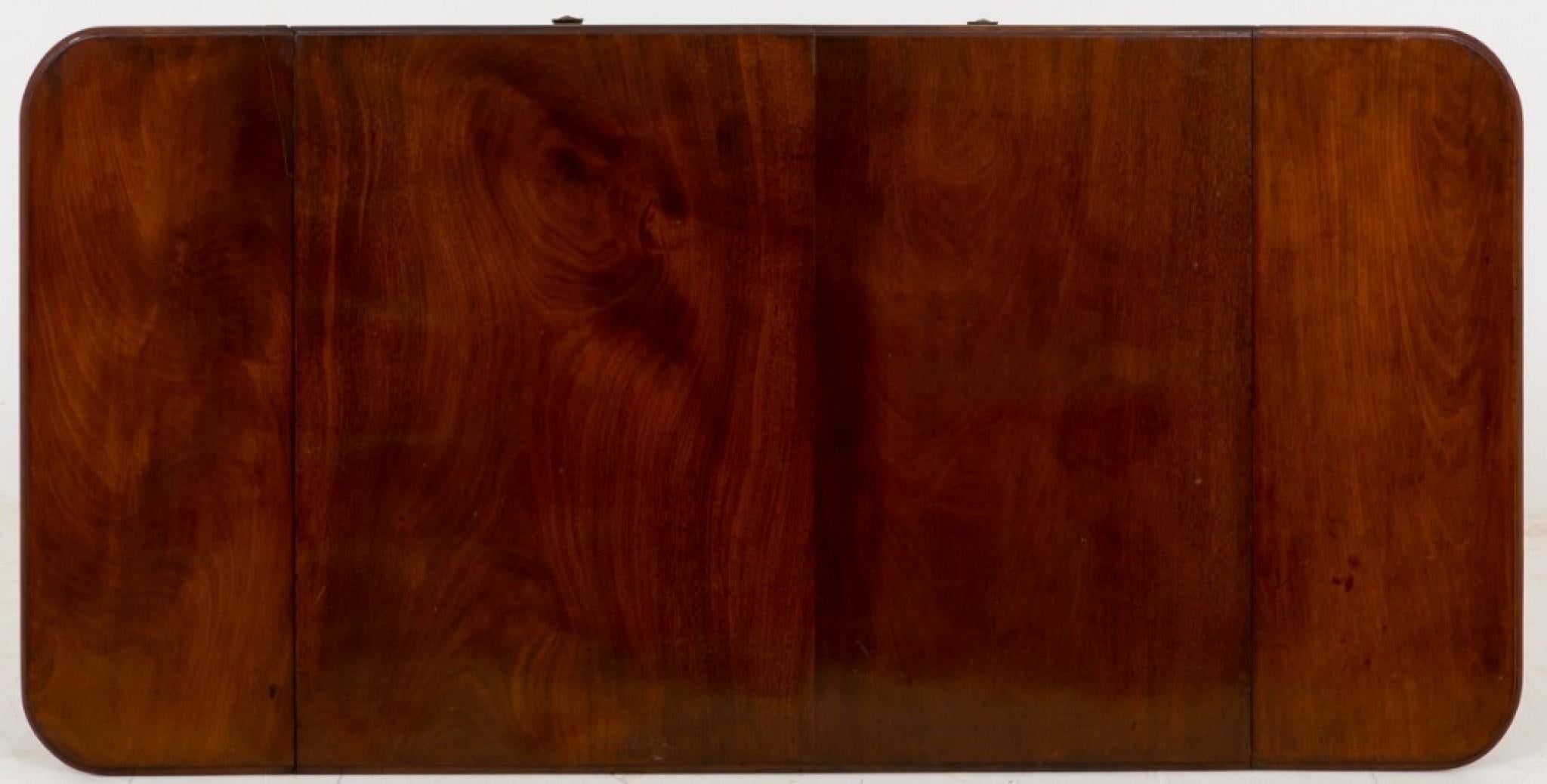 Mesa auxiliar de sofá de caoba de la Regencia, hacia 1800 en venta 1