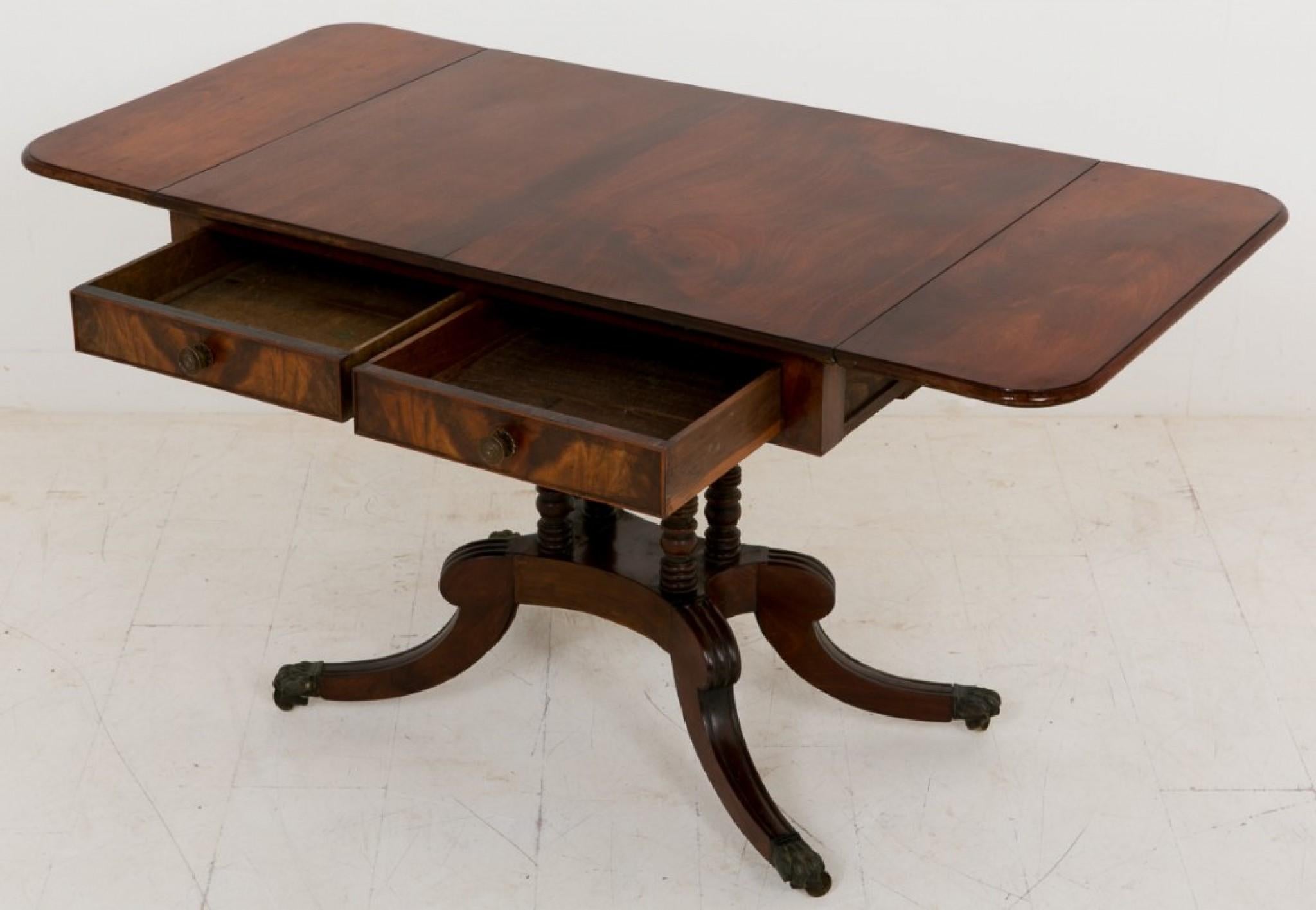 Mesa auxiliar de sofá de caoba de la Regencia, hacia 1800 en venta 2