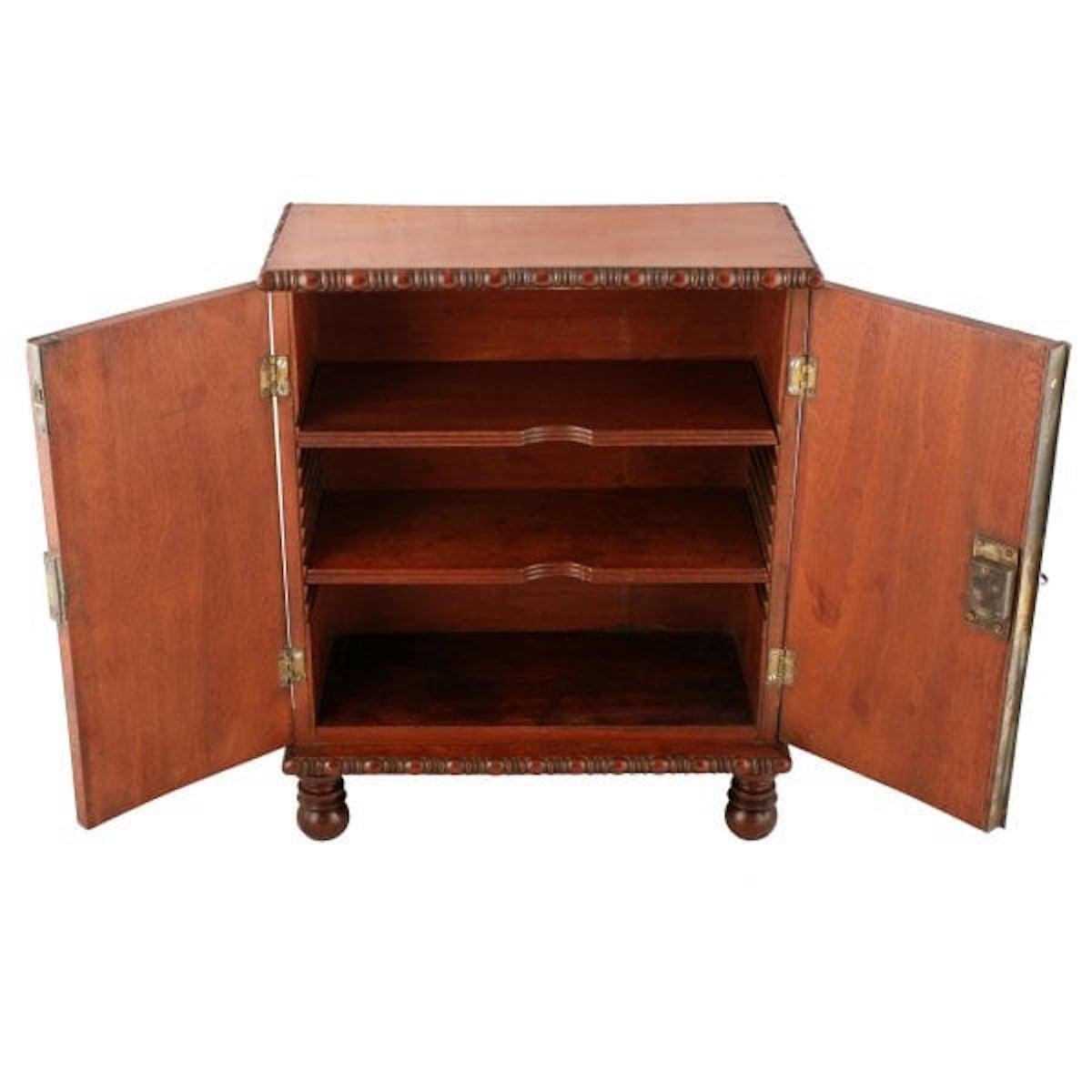 Regency Mahogany Table Cabinet, 19th Century  In Excellent Condition For Sale In Southall, GB