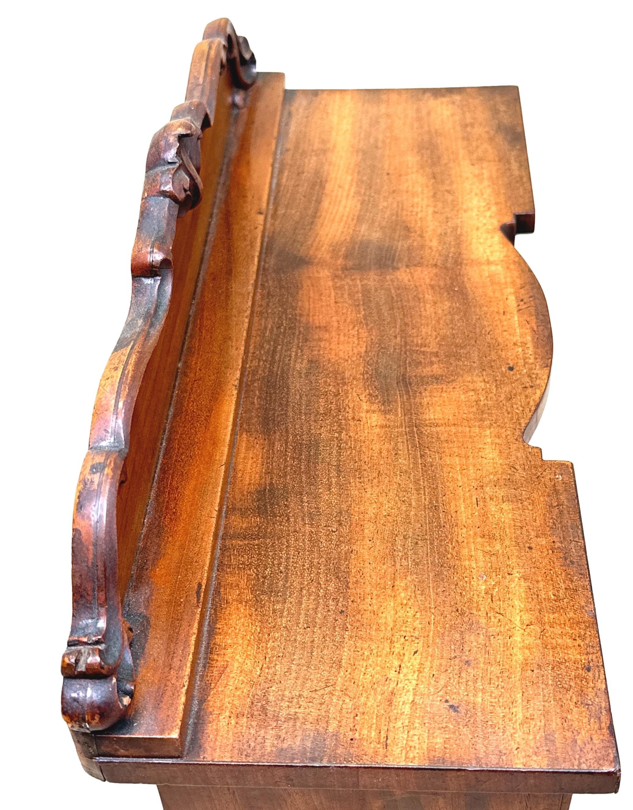 Credenza Regency in mogano per tè in miniatura a serpentina in vendita 4