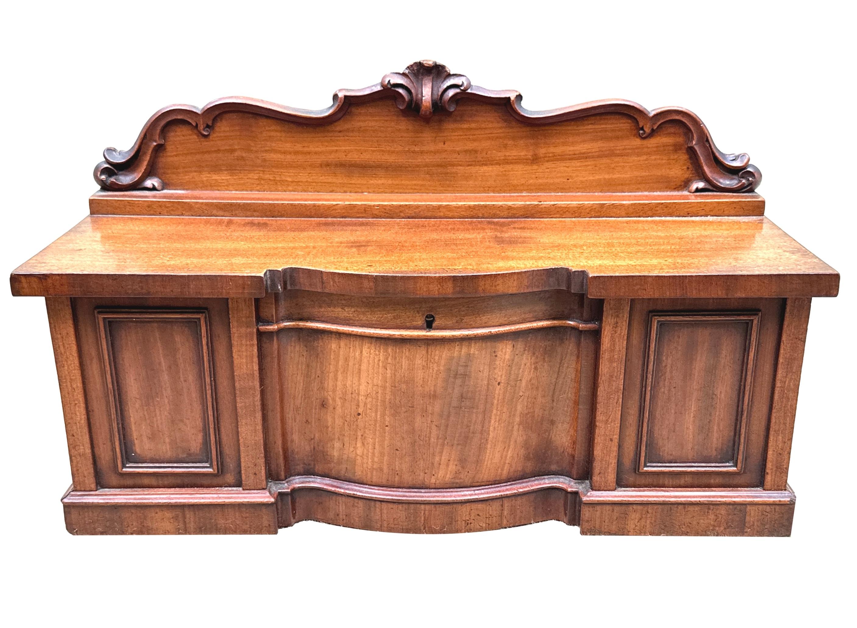 Credenza Regency in mogano per tè in miniatura a serpentina in vendita 7