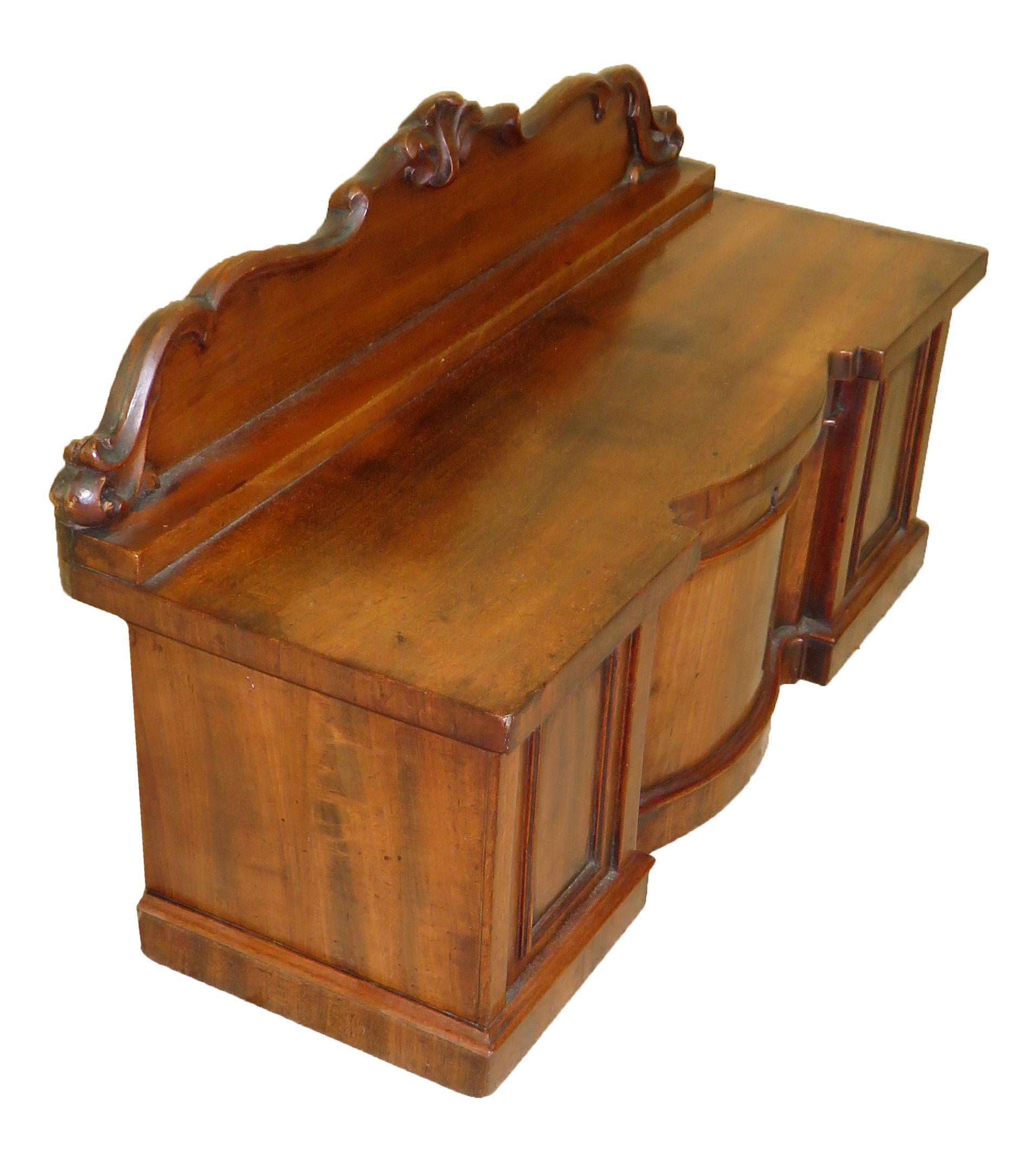 Regency Mahagoni Tee Caddy Miniatur Serpentine Sideboard (19. Jahrhundert) im Angebot