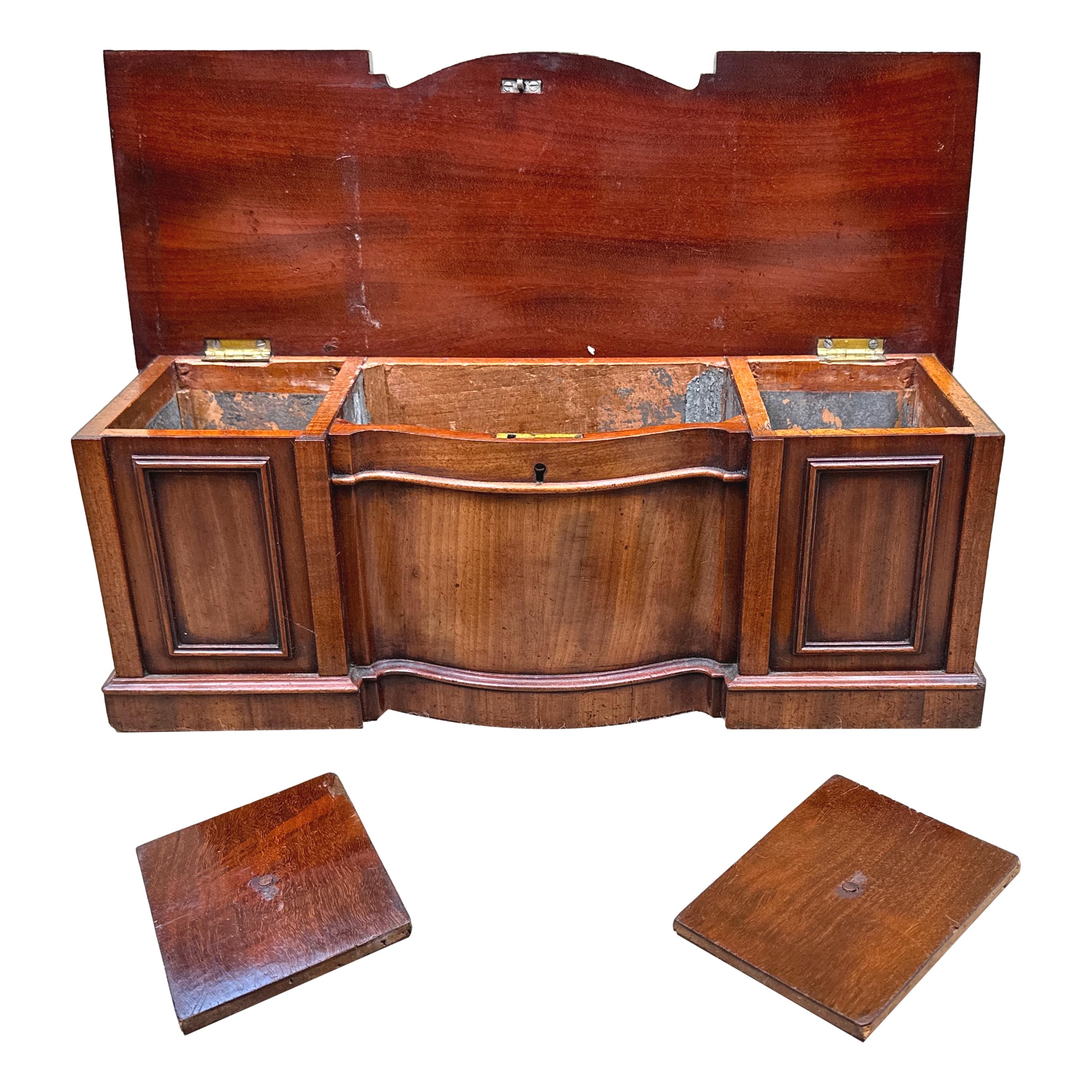 Mogano Credenza Regency in mogano per tè in miniatura a serpentina in vendita