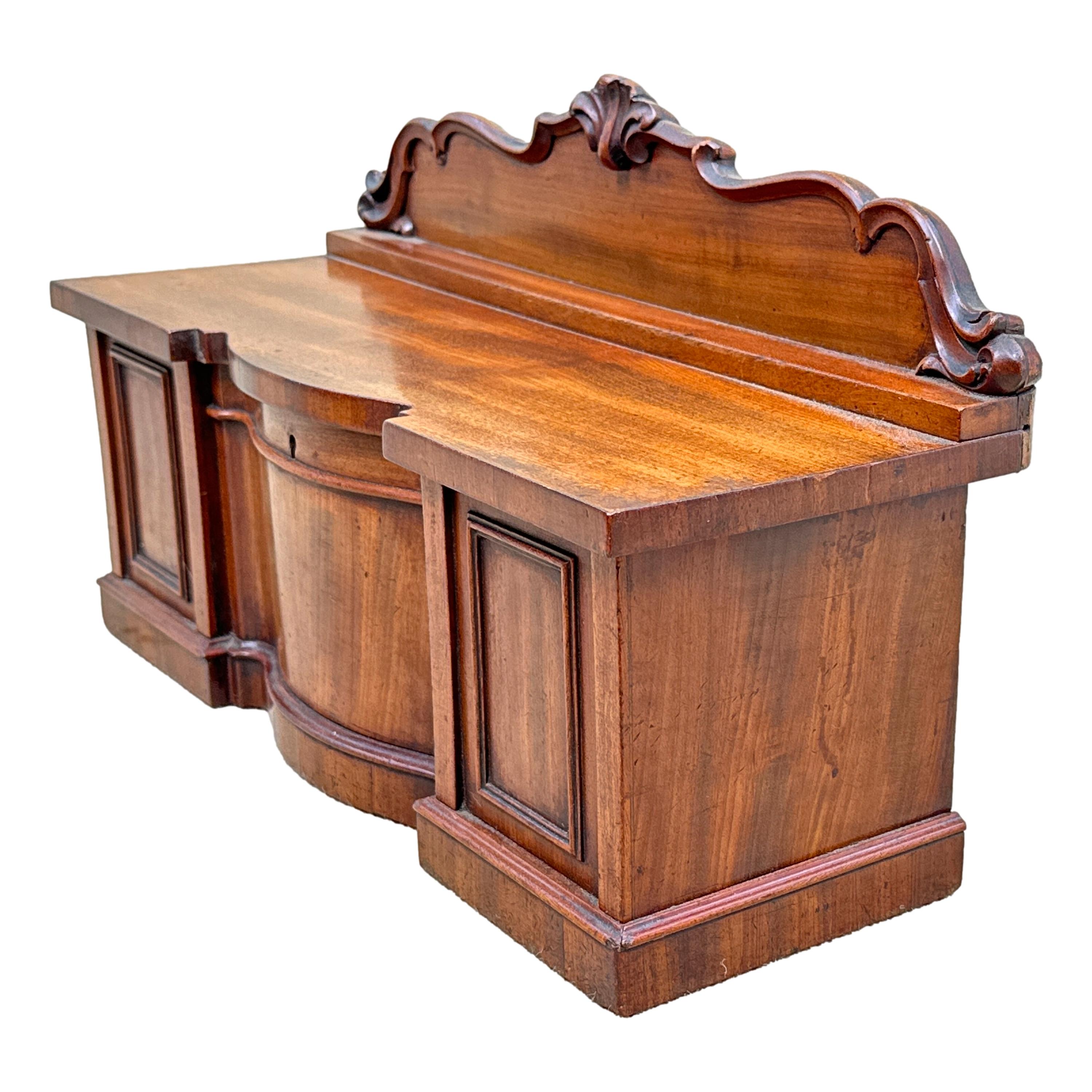 Credenza Regency in mogano per tè in miniatura a serpentina in vendita 1