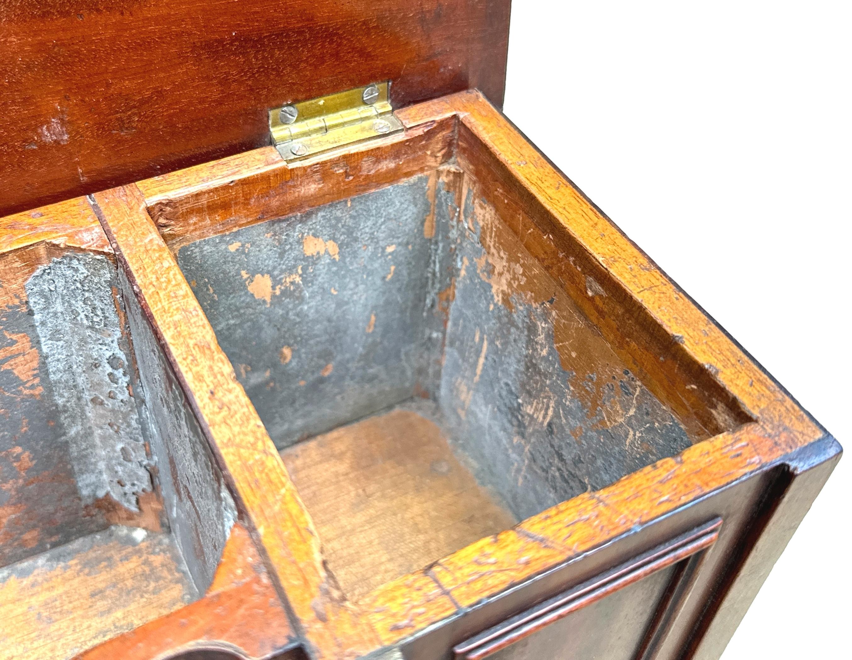 Credenza Regency in mogano per tè in miniatura a serpentina in vendita 2