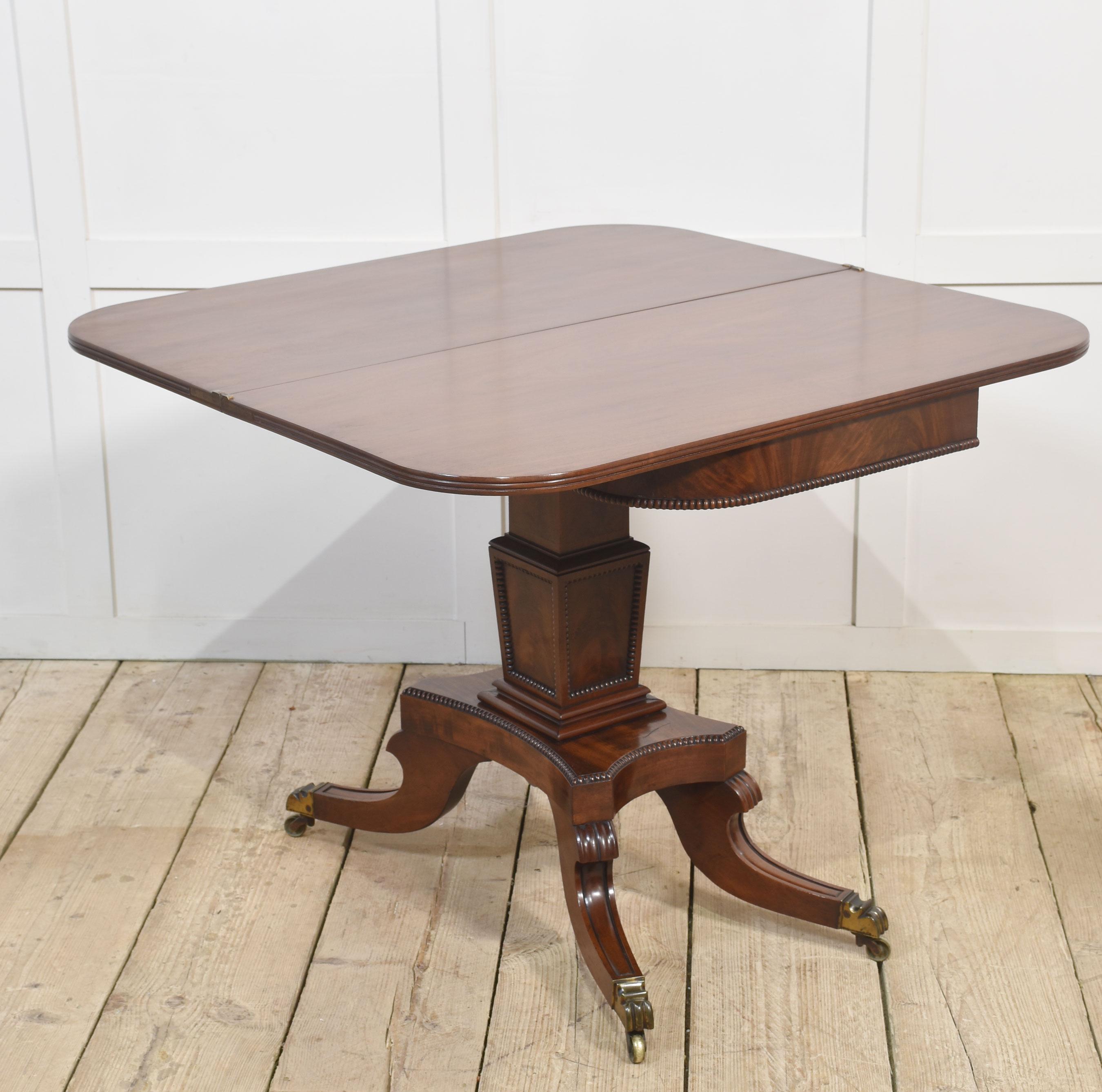 Regency-Tisch aus Mahagoni (Holz) im Angebot