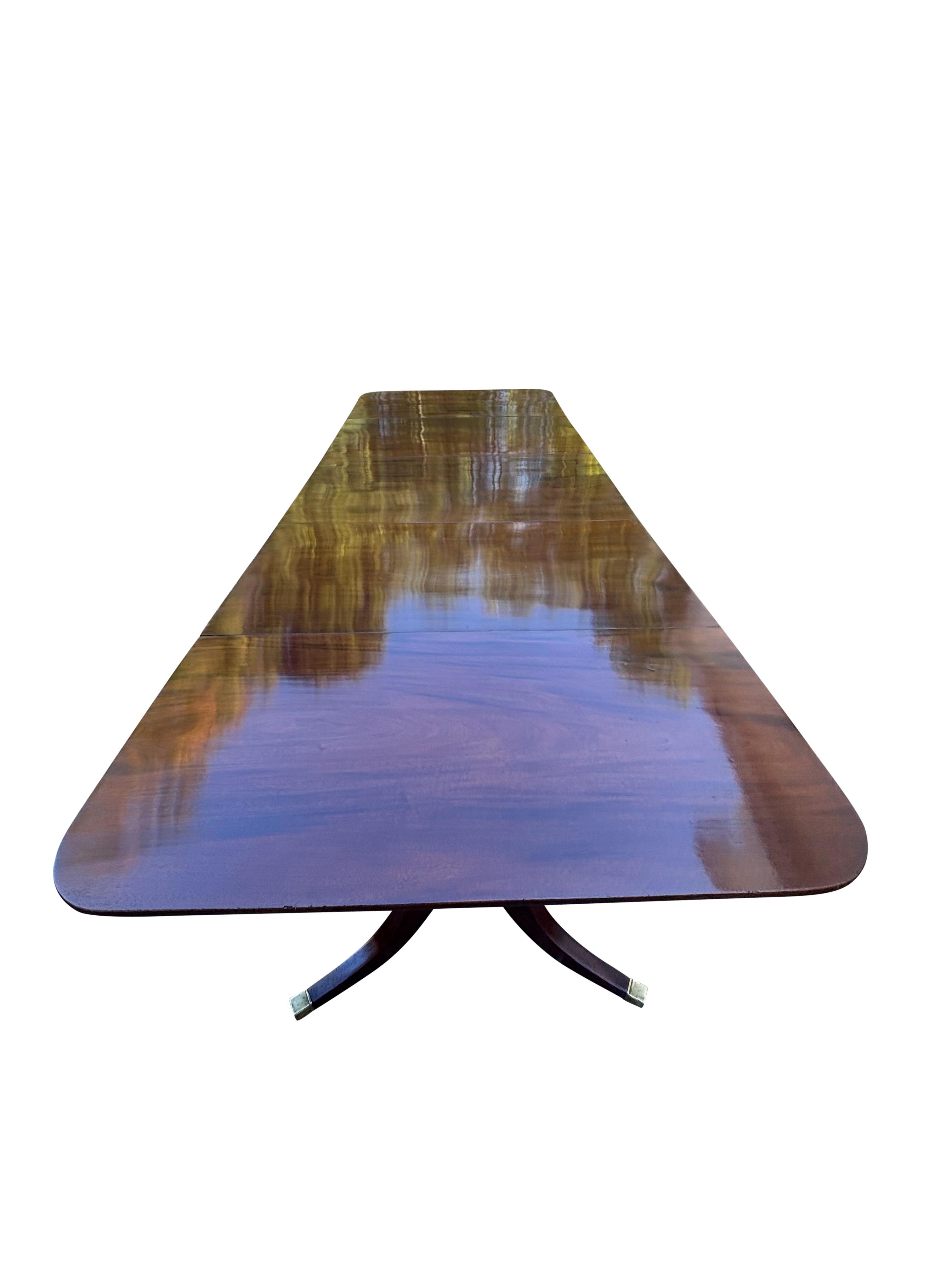Table de salle à manger Regency en acajou à trois pieds en vente 5