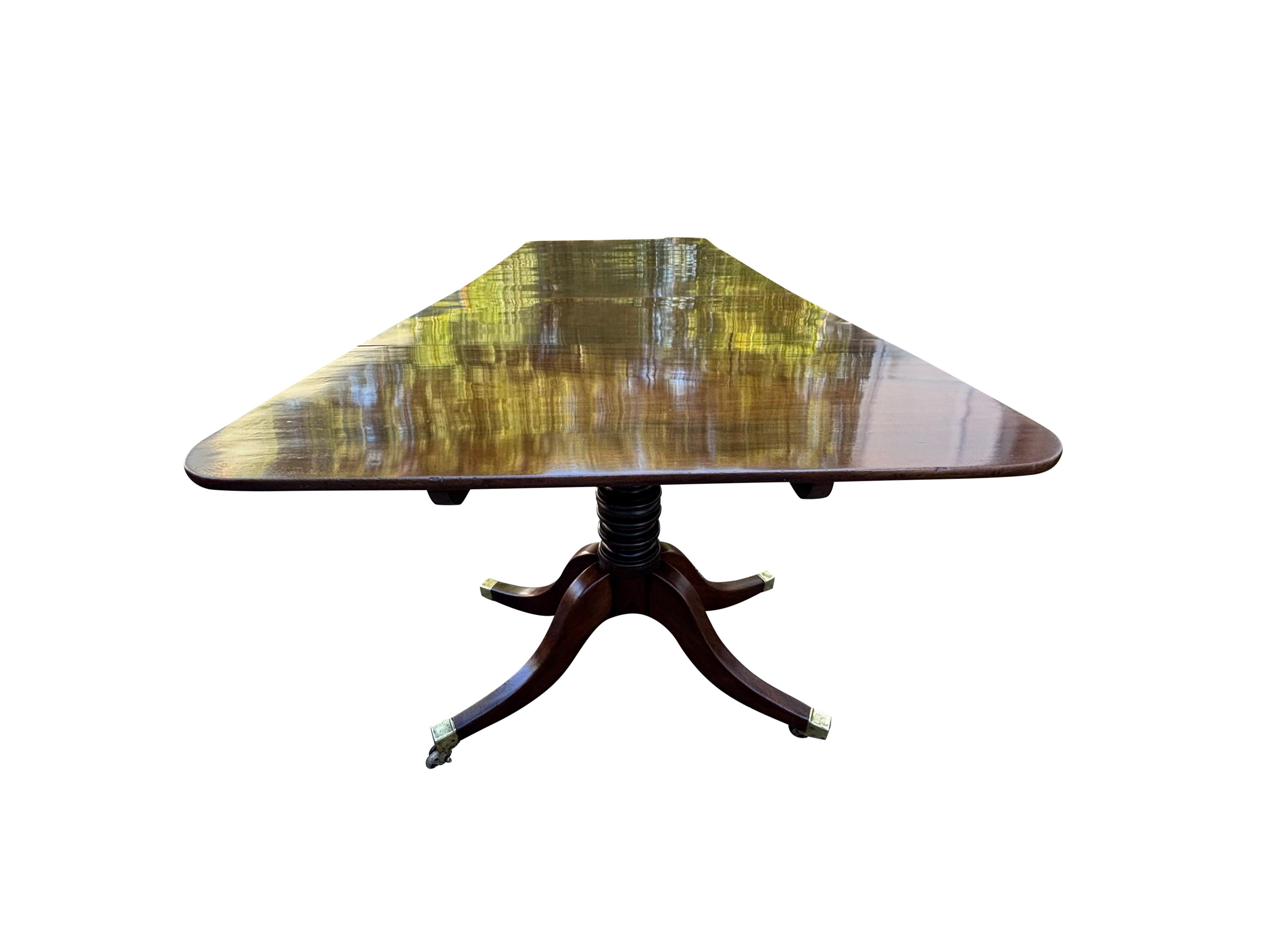Table de salle à manger Regency en acajou à trois pieds en vente 6